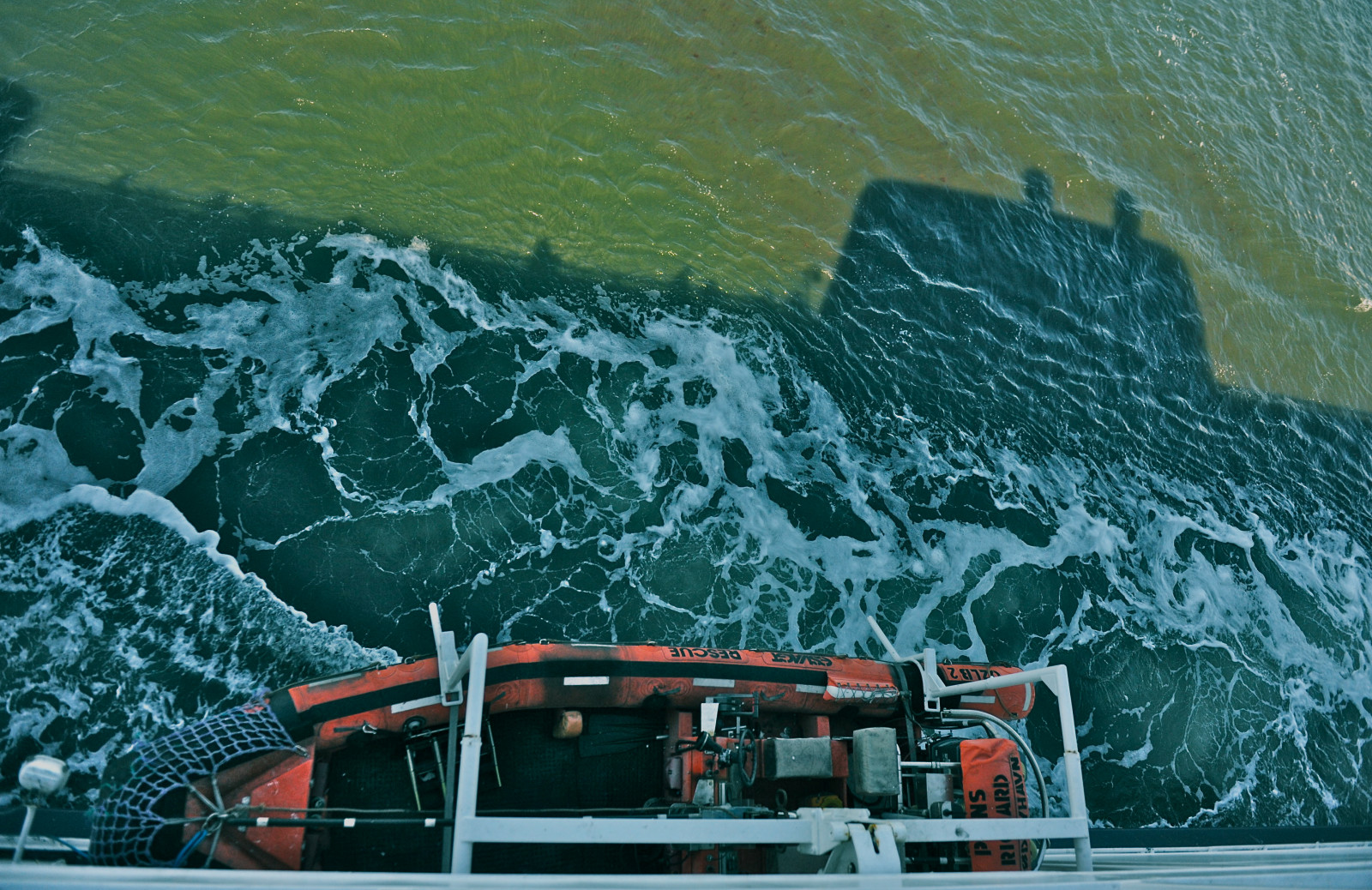 slunečnímu záření, loď, moře, voda, vozidlo, zelená, vlny, pobřeží, letní, Zachránit, Sverige, stíny, oceán, vlna, Trelleborg, gr n, Schiff, Ostsee, wasser, trouchnivění, blau, Schatten, letní, meer, f hre, Atmosféra Země, letecké snímkování, geologický fenomén, Schweden, Wellen, záchranný člun, skep, ttline, záchranné čluny, str mungo, reflectiones