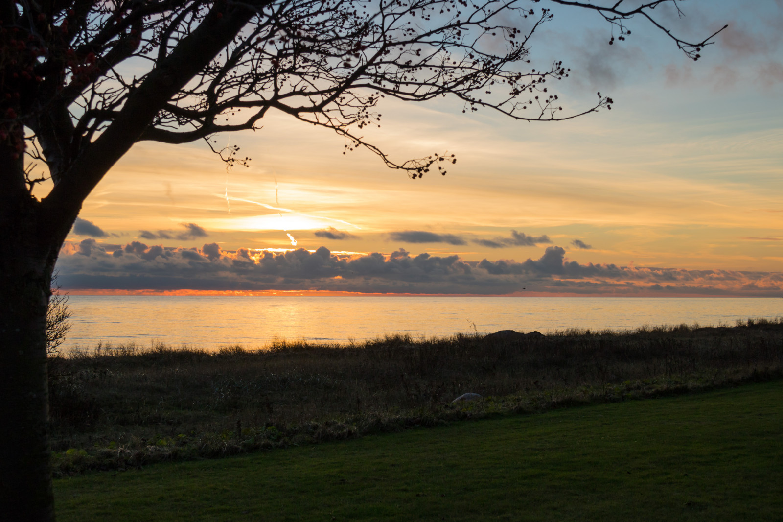 แสงแดด, แนวนอน, พระอาทิตย์ตก, ทะเล, เนินเขา, ธรรมชาติ, การสะท้อน, หญ้า, ท้องฟ้า, พระอาทิตย์ขึ้น, ตอนเย็น, เช้า, หมอก, ชายฝั่ง, ดวงอาทิตย์, ขอบฟ้า, พลบค่ำ, เมฆ, ต้นไม้, รุ่งอรุณ, himmel, solnedg ng, tr d, hav, ลินคอล์น, Trelleborg, kust, exif model canoneos760d, ประเทศธรณีวิทยา, กล้องทำให้ Canon, geocity, กล้องรุ่น canoneos760d, geostate, ตำแหน่งทางภูมิศาสตร์, เลนส์ Exifs efs18200mmf3556is, exif ทำให้ canon, exif isospeed 100, รูรับแสง exif 71, ความยาวโฟกัส Exif 35 มม, เขตชนบท, ปรากฏการณ์บรรยากาศ, ไม้ยืนต้น