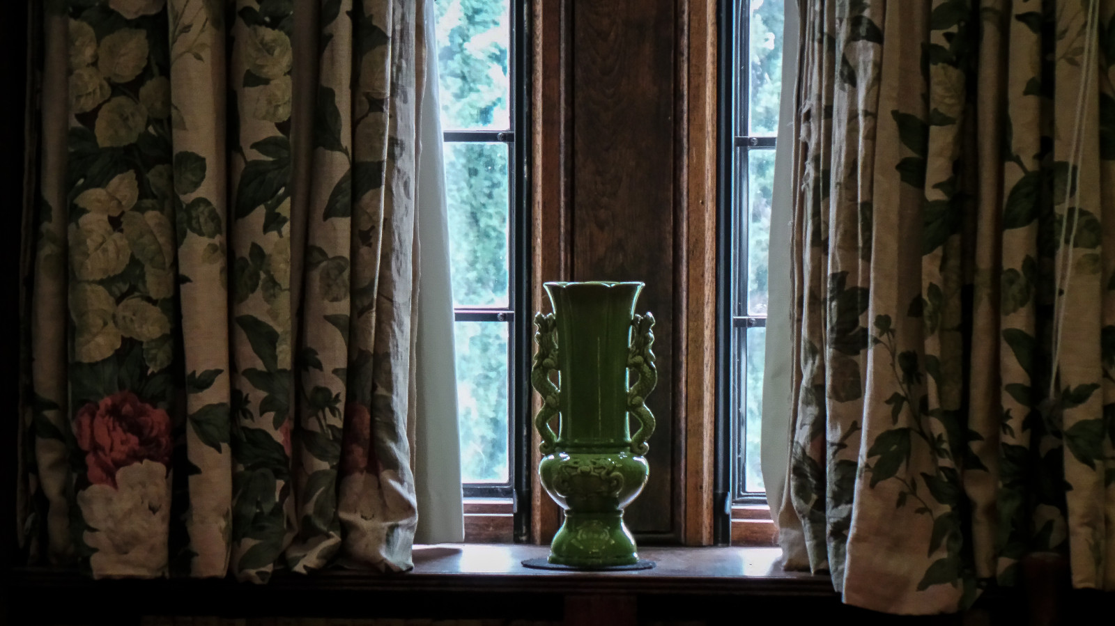 Fenster, rot, Rosen, braun, Weiß, Grün, Glas, Garten, Keramik, hölzern, Bibliothek, Chinesisch, Sahne, Samsung, Scheiben, Drachen, Vase, Adelaide, Vorhänge, Bücherschränke, Griffe, Williammorris, Verkleidung, Theen, Carrickhill