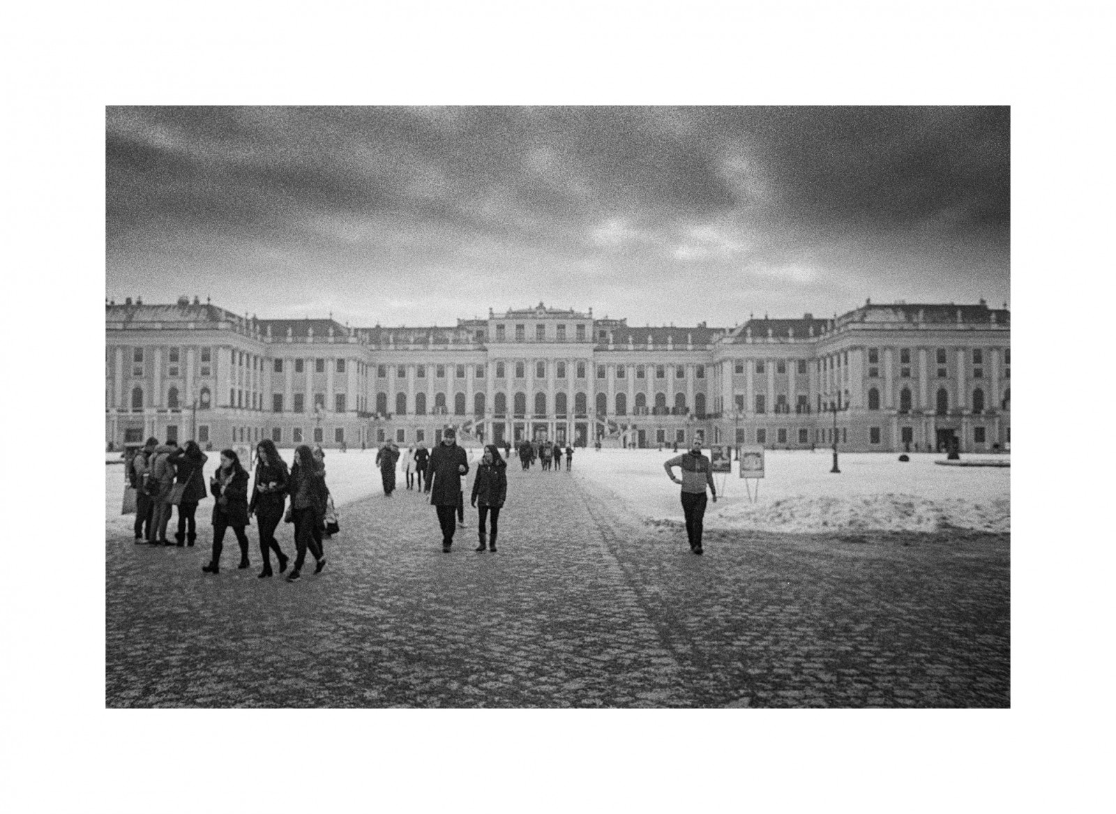 Austria, Osterreich, Vienna, wien, Sch nbrunn, castello, strada, streetphotography, persone, bw, bianco e nero, SW, schwarzweis, analogico, film, Ilford, HP5, Rodinal, Canone, a1, fd, 35MM, Nikon, coolscan