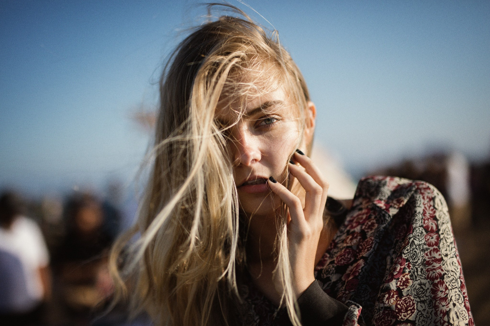 ženy venku, ženy, model, portrét, blondýnka, modré oči, při pohledu na diváka, fotografování, černé nehty, móda, vlasy, větrný, vlasy v obličeji, jaro, Osoba, dívka, krása, usměj se, účes, portrétní fotografie, focení, mimika