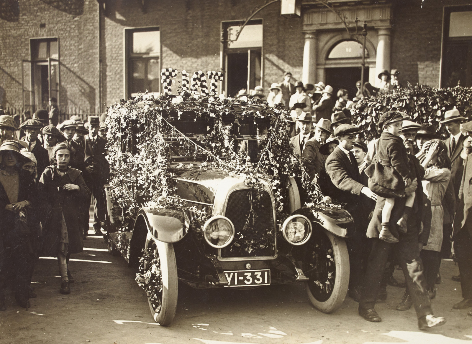 ulice, květiny, 1920, Irsko, Dublin, auto, děti, automobil, FIAT, čepice, klobouky, břečťan, vlys, kouření, věnec, Pohřeb, coche, motor, průvod, 20. století, lup, davy, 20s, úponky, architrave, entablature, Michaelcollins, dvacátá léta, Leinster, parnellsquare, metopes, fiat501, nationallibraryofireland, rutlandsquare, guttae, triglyphs, locationidentified, wdhogan, hogancollection, Limerickbybeachcomber, yi331, 18parnellsquare, 18rutlandsquare, 2881922