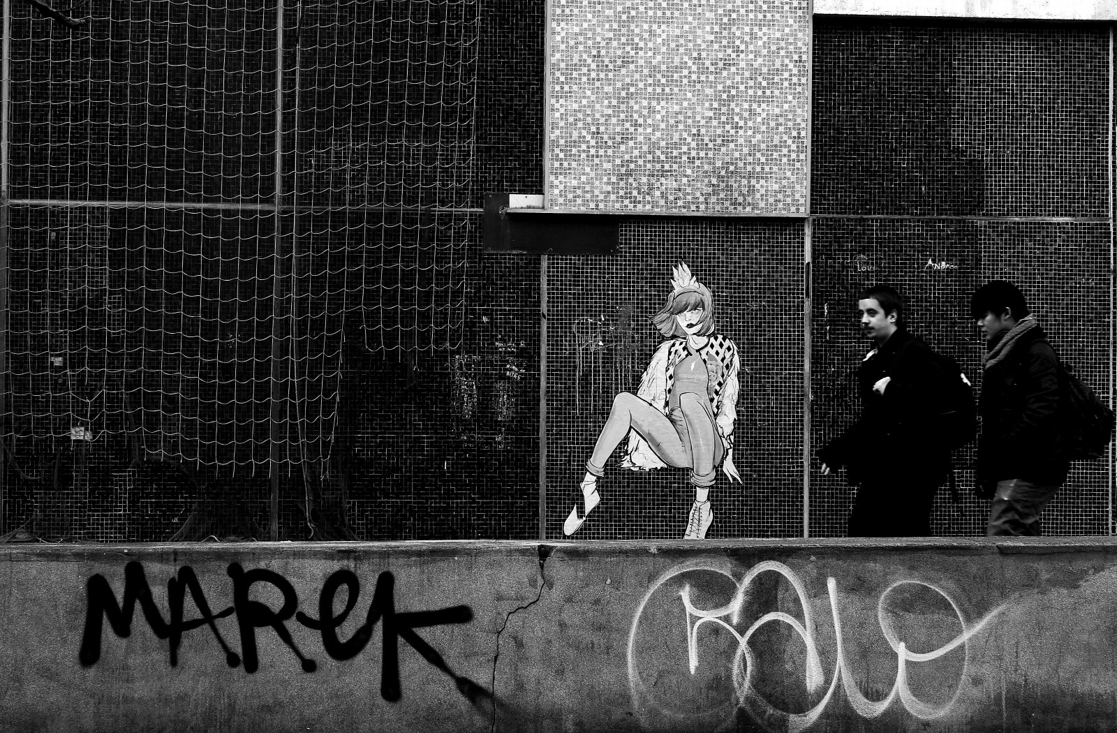 bílý, Černá, černobílý, okno, město, ulice, noc, budova, stěna, silnice, fotografování, infrastruktura, úhel, dáma, Street View, malovat, fotografie, tma, mur, peinture, femme, noiretblanc, blackandwithe, photoderue, momentka, urbanarte, photopascalcolin, urban area, Černý a bílý, monochromatické fotografování, font, Paris5