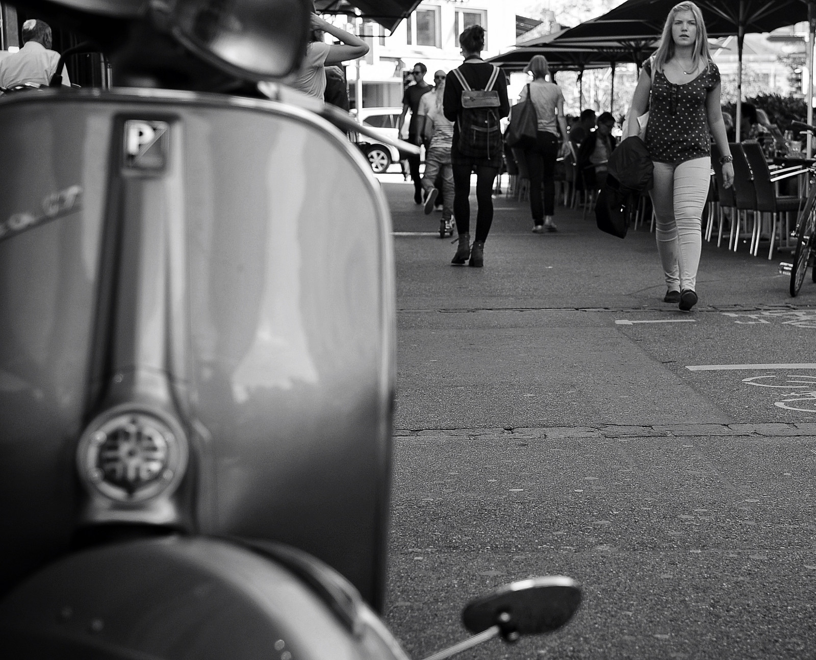 lidé, Černá, ženy, černobílý, město, ulice, auto, městský, motocykl, vozidlo, slunce, Švýcarsko, Vespa, Zurich, pouliční umění, pouliční život, třídaFoto, streetphotography, upřímný, Schweiz, švýcarský, strasse, streetscene, Stadt, na ulicích, strassenszene, z ri, streetphotographer, fascinationstreet, schwarzundweiss, streetpix, strassenfotografie, stphotographia, z richstreet, nikond300s, Snapseed, streetartz ri, thomas8047, z richstreetphotography, Bellevue, fineartstreephotography, PIAGGIO, Černý a bílý, monochromatické fotografování