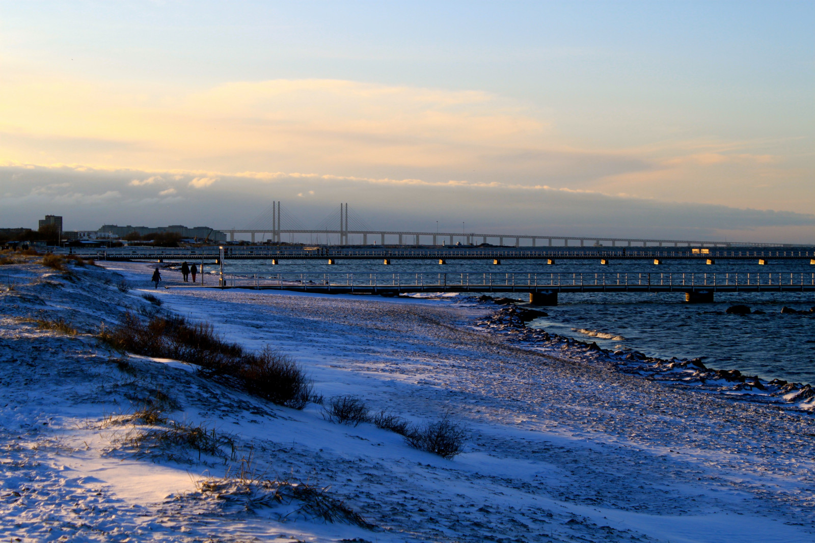 slunečnímu záření, lidé, západ slunce, moře, záliv, voda, pobřeží, písek, odraz, nebe, sníh, zima, vozidlo, pláž, svítání, večer, ráno, pobřeží, most, horizont, molo, Švédsko, soumrak, světlo, počasí, svítání, sezóna, oceán, vlna, brygga3, Malmo, o resundsbron, tělo z vody, mořská vlna