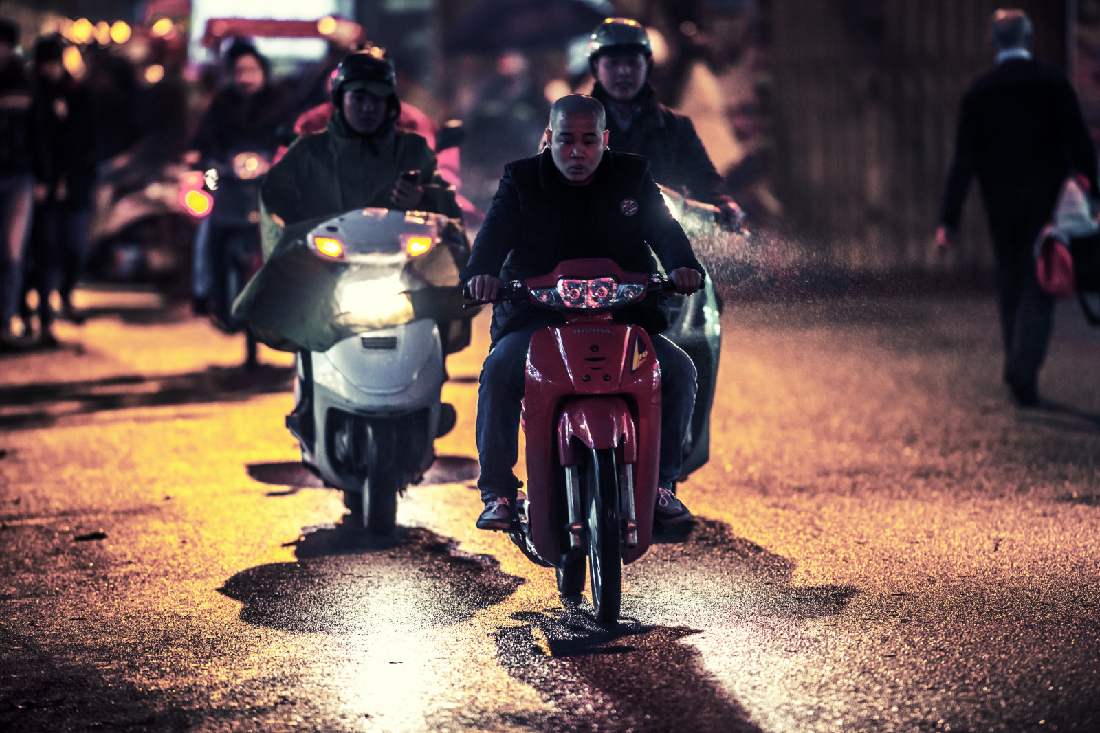 mennesker, by, gade, nat, Asien, bil, afspejling, motorcykel, køretøj, vej, aften, lampe, by, Nikon, Vietnam, Hanoi, lys, træ, F28, NIKKOR, pige, mand, cykel, motor, menneskemængde, 300mm, D800, øjebliksbillede, D800E, rekreation, jord køretøj