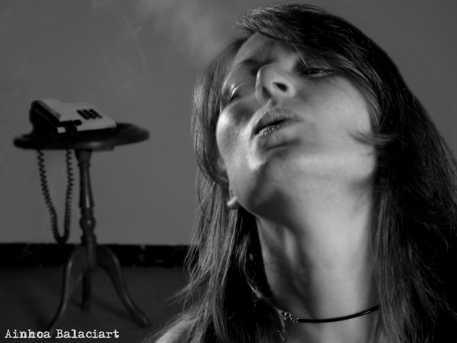 Černá, černobílý, portrét, fotografování, kouř, kouření, černé vlasy, mikrofon, telefon, Zvuk, dívka, krása, žena, mujer, fotografie, tma, Frau, Rauch, antiguo, Černý a bílý, monochromatické fotografování, portrétní fotografie, Film noir, písničkář, audio zařízení, Humo, fumando, rauchen, telefono, flash photography