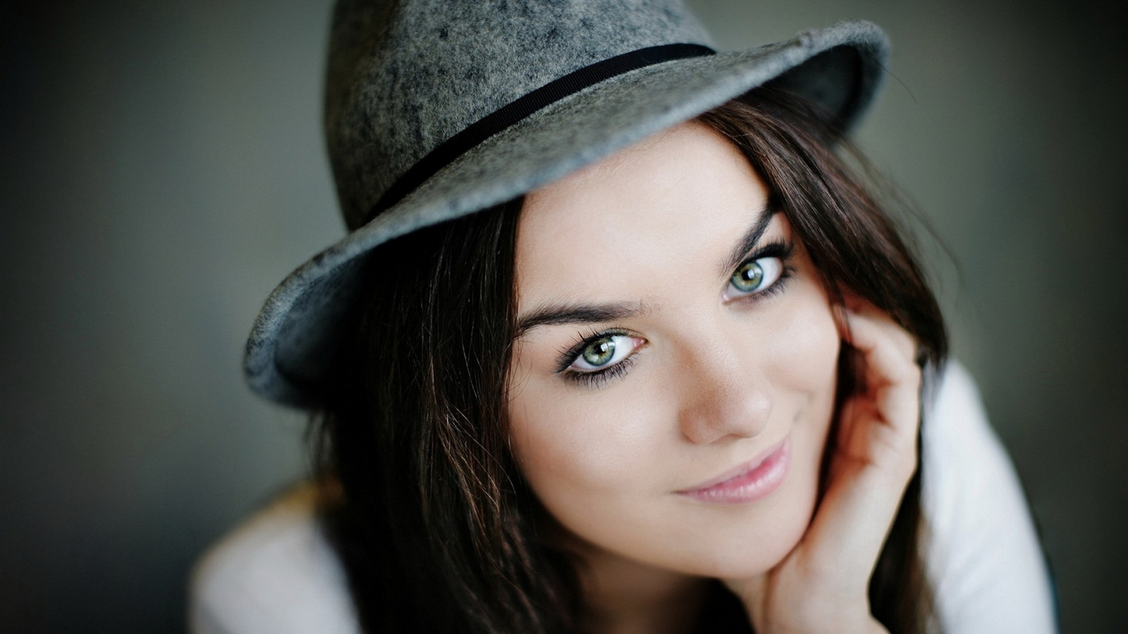 ansigt, sort, Kvinder, model, portræt, briller, hat, fotografering, smilende, modehandel, mode, Person, hud, hoved, Ewa Farna, pige, skønhed, øje, kvinde, dame, fotografi, portrætfotografering, Photo shoot, vision pleje, organ, tæt på