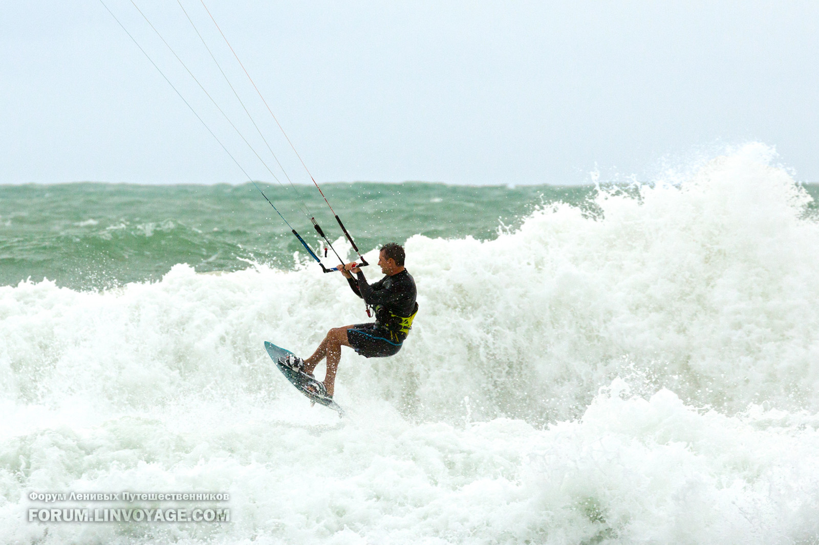 sportovní, lidé, sport, západ slunce, moře, voda, nebe, pláž, bouřka, zelená, modrý, vlny, vítr, kruh, Hračka, surfování, Thajsko, jasný, Létat, plachtění, Let, kitesurfing, Surfovat, barva, mrak, jezdit, roztomilý, venkovní, krása, kouzlo, oceán, vlna, kolo, zábava, skok, Pattaya, krabi, Samui, phuket, phuketian, Naiharn, phuketphotographernet, forumlinvoyagecom, kiter, kiting, křídlo, parasail, mořská vlna, extrémní sport, surfování zařízení a potřeby, boardové sporty, vodní sport, individuální sporty, povrchové vodní sporty, Windsports, kite sporty