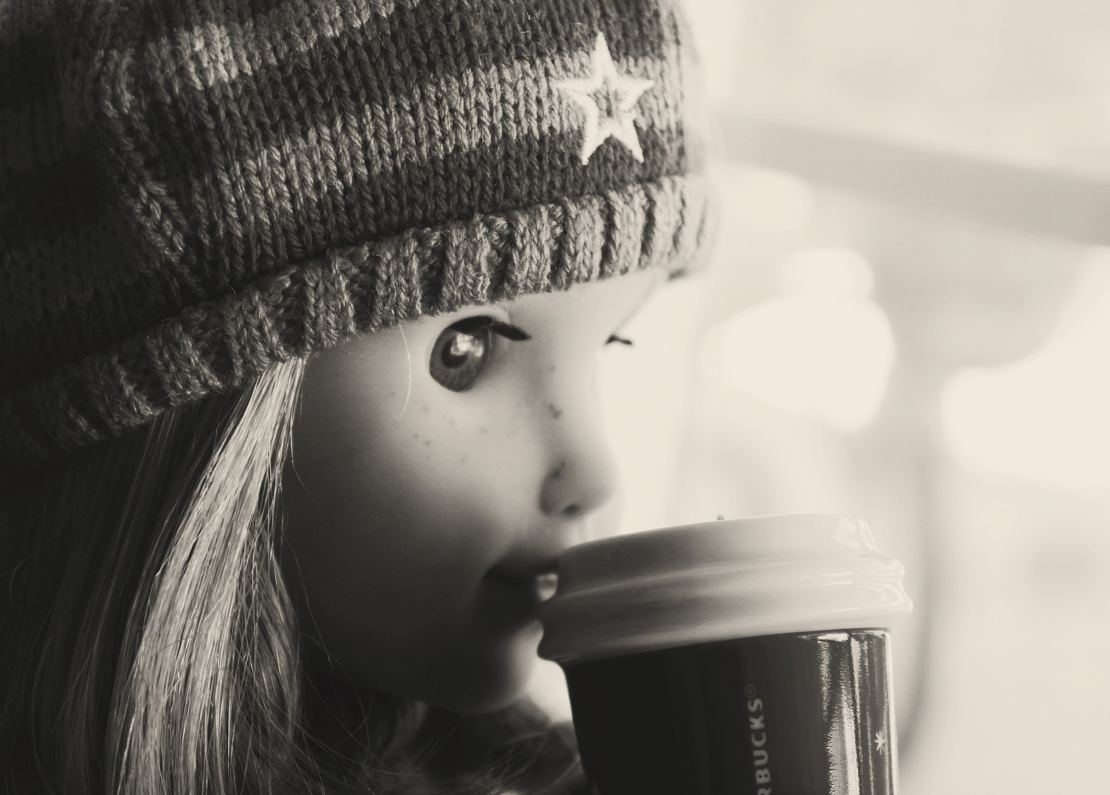 tvář, bílý, Černá, černobílý, model, portrét, brýle, zima, fotografování, šaty, móda, Vánoce, Starbucks, Dovolená, Osoba, kůže, panenka, hlava, dítě, dívka, krása, oko, žena, dáma, fotografie, Nellie, Černý a bílý, monochromatické fotografování, portrétní fotografie, focení, orgán, zblízka, interakce, americangirldoll, ag, americká dívka