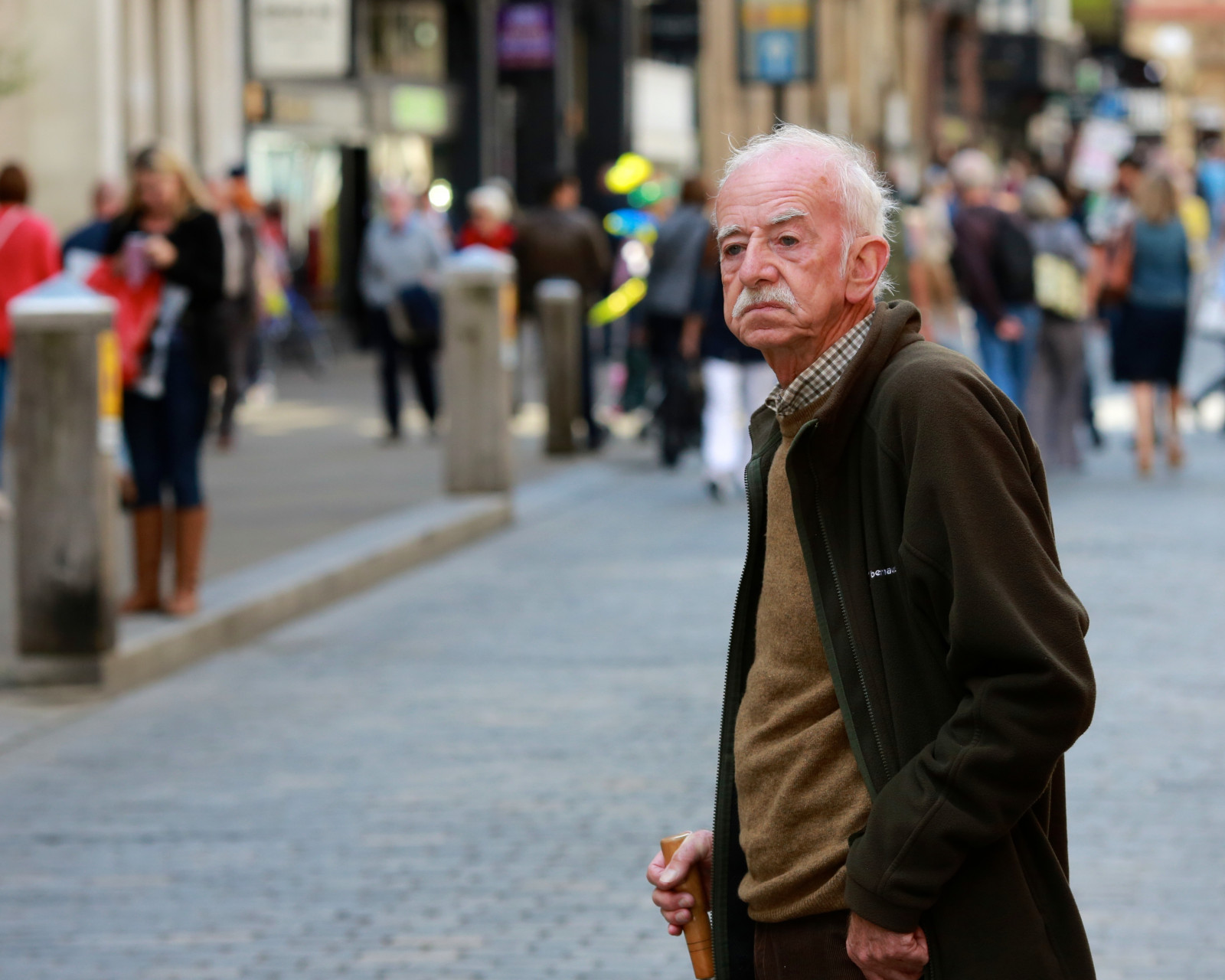 tvář, lidé, město, ulice, auto, vozidlo, silnice, Gentleman, stojící, život, Osoba, chůze, infrastruktura, minulost, pěší, dívka, muž, barva, zábava, člověk, pouliční život, lidstvo, společnost, dav, výraz, mužský, candidstreetportraiture, streetpassionaward, sociální, expresivní, starší, vzpomínky, candidportraits, rekreace, cityscene, urban area, colourphotography, veřejný prostor, Momentsinlife