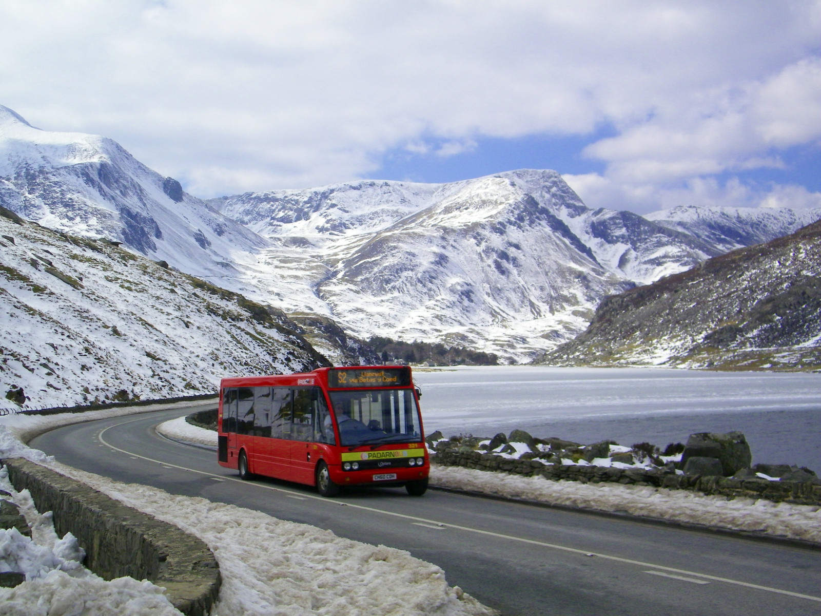 sø, sne, bjerge, is, busser, Wales, Frosset, forår, solo, April, welsh, Snowdonia, trænere, Gwynedd, BWS, Llyn, Ogwen, optare, snowdonsherpa, padarnbus, cm60cdh