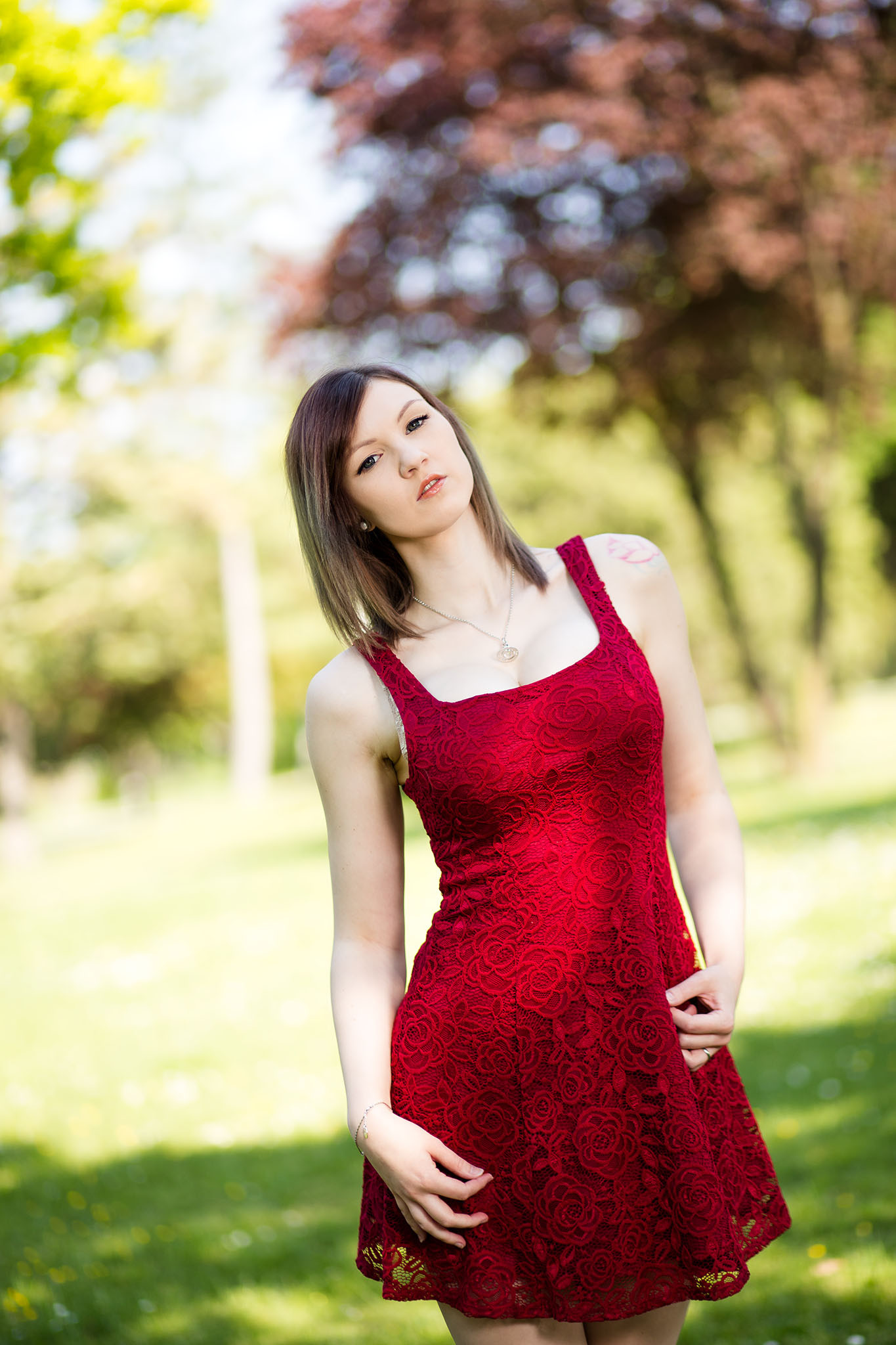 Nana Kuronoma, ženy, model, obarvené vlasy, při pohledu na diváka, náhrdelník, tetování, šaty, náušnice, hloubka pole, ženy venku