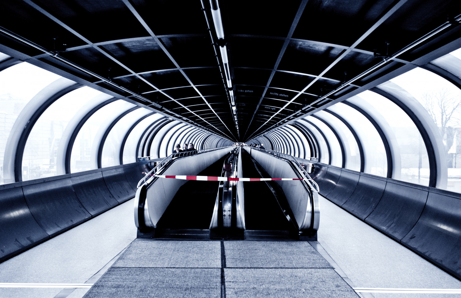 sollys, kontrast, hvid, sort, båd, by, arkitektur, bil, rød, fotografering, symmetri, Tyskland, lampe, rulletrappe, linse, Leica, Offentlig, struktur, infrastruktur, vinkel, skarphed, 2012, KUNST, lys, hjul, stad, human, detalje, deutschland, linje, 28, Elmarit, 28mm, pixel, støvle, sammensætning, licht, kunst, mænd, m8, afstandsmåler, Artland, messe, weiss, zwart, Vid, sort og hvid, hovedstadsområde, bildesign, automotive exterior, dagslys, motor køretøj, offentlig transport, duesseldorf, messucher, peeper, beurs, scherpte, duesseldorp, fixed link