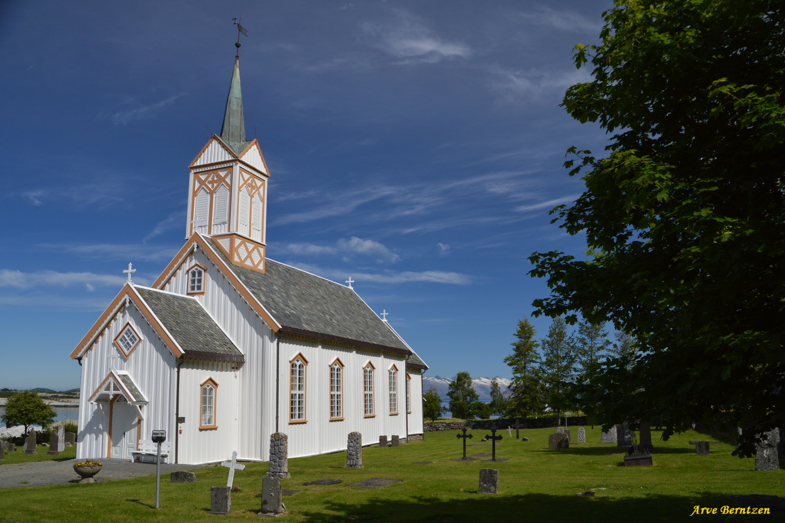 arkitektur, bygning, græs, himmel, skyer, hus, Norge, sommer, Nikon, Solrig, kirke, Gud, ferie, juni, kapel, ferie, Spir, ejendom, 2016, Sky, smuk, træ, Tamron, arkitektur, kirkegård, 1500, kirke, Chapelle, Eglise, norge, Norwegen, kristen, hellig, nikond3200, tamron18270, Norvege, noruega, Iglesia, Norsk, Norvegia, sted for tilbedelse, ISO100, nordland, juni, spir, kerk, sogn, Helgeland, Nordnorge, Noorwegen, tr ndelag, evangeliske, Capilla, Igreja, countrychurch, Chappel, norja, Capela, middelalderlig arkitektur, lutherske, Kirkeg rd, SPIR, viasacra, 1796, fv17, 8976, remma, gravsted, Forvik, Tj tta, kystriksveien, S mna, countrysidechurch, Gravstter, Gravst tte, longplanchurch, forvikveien