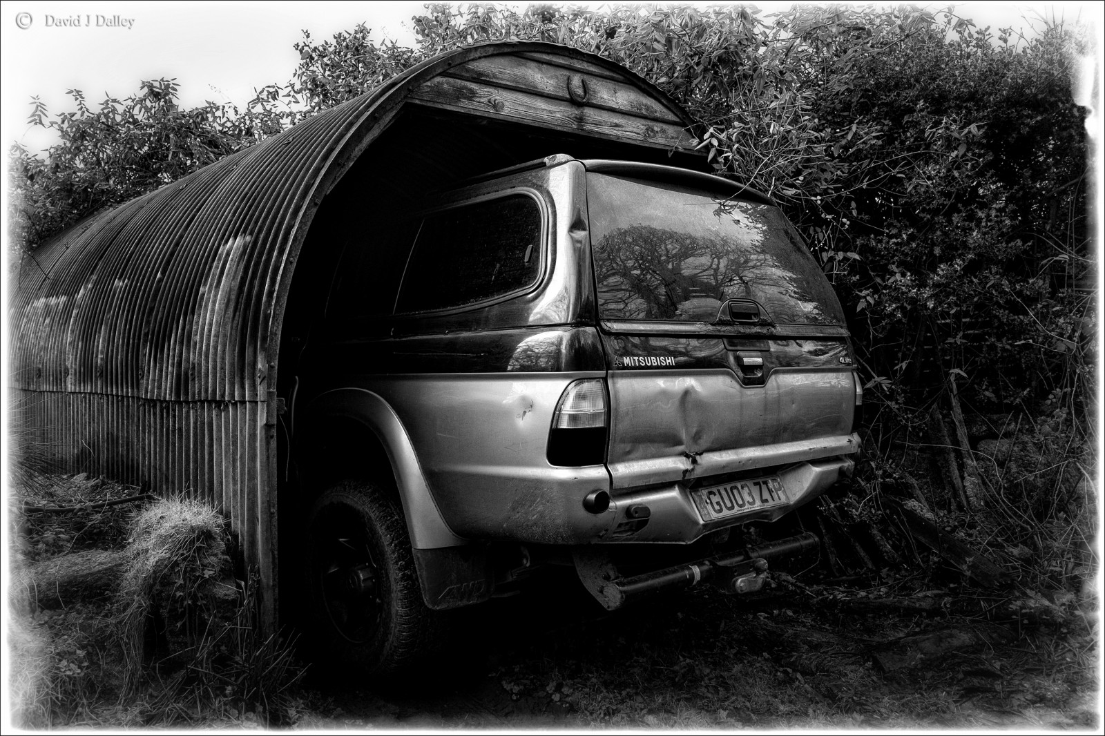 parco, UK, Gran Bretagna, Inghilterra, bianco e nero, bw, monocromo, auto, fienile, rurale, Sussex, Mono, ruggine, 4x4, West Sussex, Regno Unito, azienda agricola, Box auto, capannone, arrugginito, 4wd, tunnel, parcheggiata, baracca, ferro di cavallo, riparo, parcheggio, corrosione, Mitsubishi, Southdowns, tinroof, posto auto coperto, corroso, ferro corrugato, Midhurst, quattro ruote motrici, dipendenza, Redford, Fuoristrada, vita rurale, aia, ruralengland, aderente, tinshed, luckyhorseshoe, XE1, ruralsussex, carshelter, ruralbritain, southdownsnationalpark, woolbedingcommon, totehill, daviddalley, davidjdalley, totelane, fujifilmxe1, fujixe1, stedhammarsh, woolhousefarm, gu03ztp