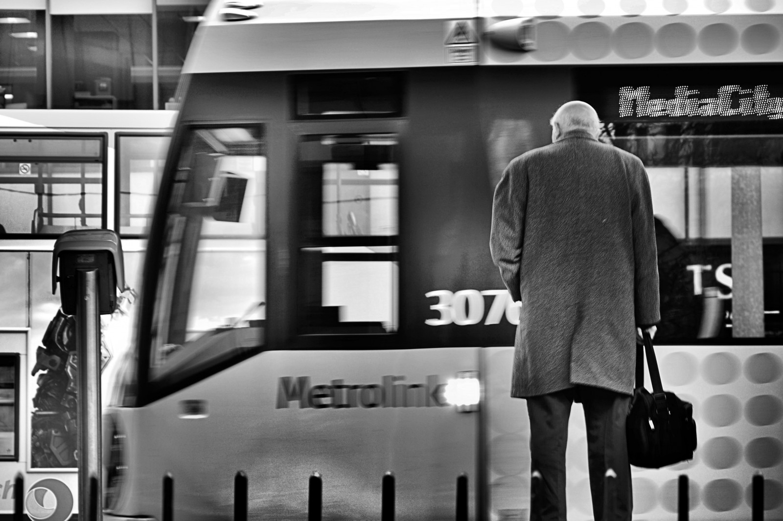 hvid, sort, monokrom, vindue, gade, bil, køretøj, vej, fotografering, stående, Nikon, sporvogn, venter, infrastruktur, Mono, NIKKOR, station, bw, sort hvid, gammel mand, D3100, CJS, nikond3100, craigsunter, cjs64, øjebliksbillede, manchester, nikkorlens, sort og hvid, monokrom fotografering, offentlig transport, piccadilly, hvid sort, 18mm105mmlens, tramstop, stod, Tramstation, traming