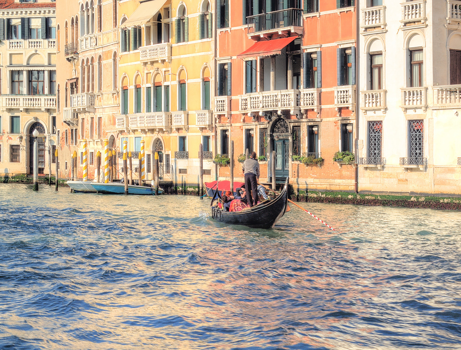 landskab, båd, by, Italien, gammel, vand, afspejling, Venedig, køretøj, kanal, vandskab, fartøjer, kanal, byer, Veneto, kanaler, vandveje, gondol, grandcanal, Gondolierer, gondoas, water transportation