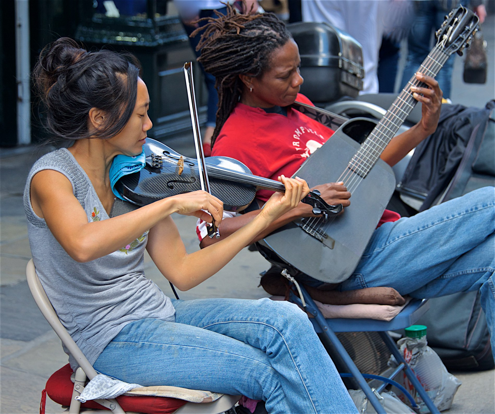 kytara, hudební nástroj, sedící, hudba, hudebník, housle, Nikon, Drsný, Louisiana, fullframe, dívka, zábava, dSLR, streetphotography, naturallight, složení, D600, availablelight, rekreace, produkt, drnkací nástroj, strunný nástroj, New Orleans, Nola, hudebníci, existinglight, scottjohnson, nikkor28300mm, streetmusicians