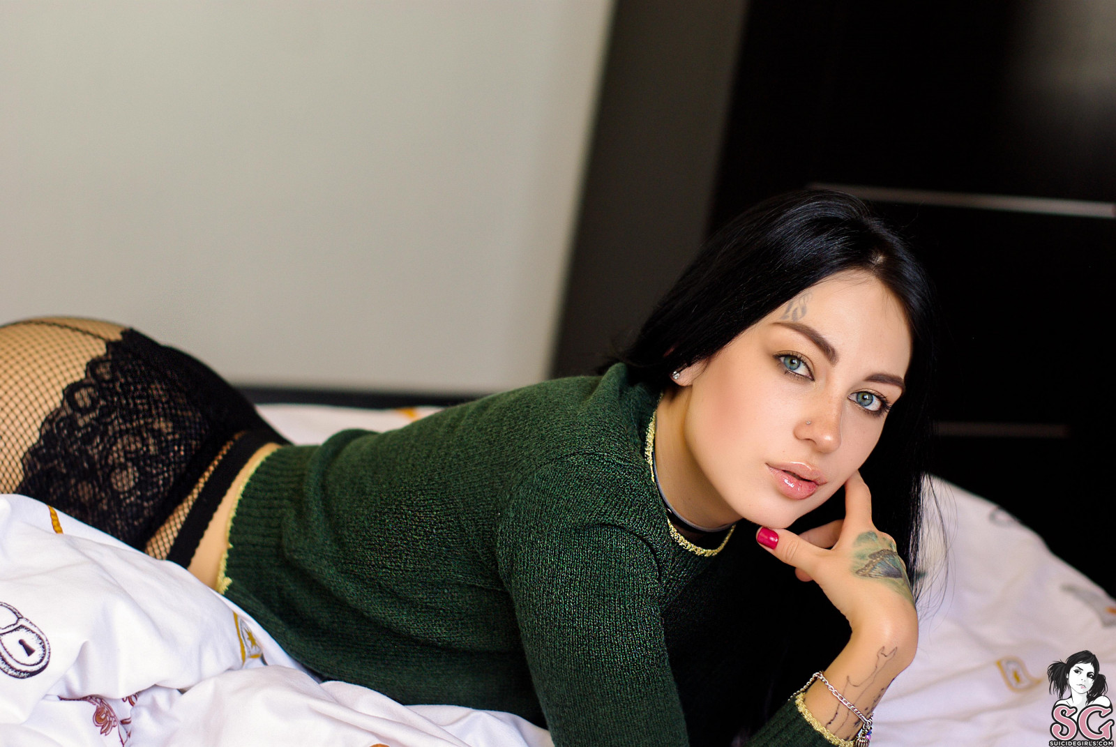 anastasiafoggy, İntihar Kızları, dövme, Kadınlar, Model, Eşek, yatakta, siyah saç, yeşil gözler