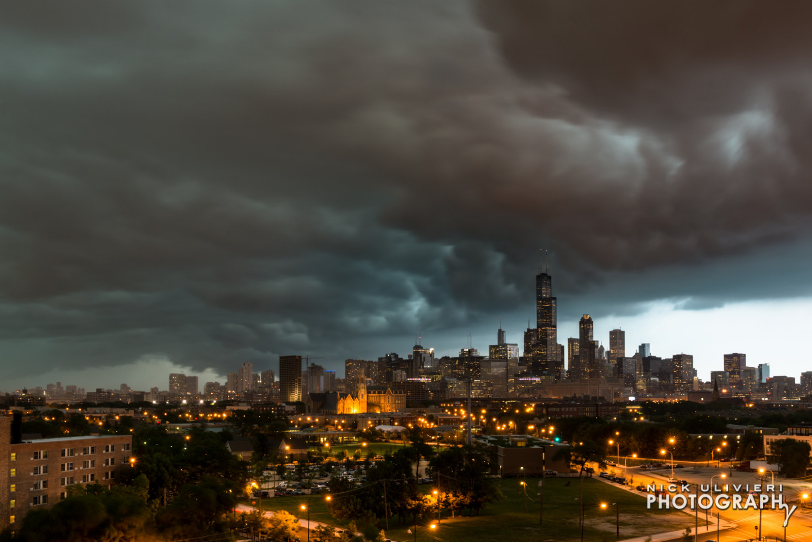 krajobraz, zachód słońca, Miasto, Pejzaż miejski, noc, architektura, niebo, palić, Błyskawica, burza, sylwetka na tle nieba, drapacz chmur, wieczór, horyzont, atmosfera, zmierzch, Chicago, metropolia, Elektryczność, Śruba, Chmura, burzliwy, drzewo, śródmieście, pogoda, świt, Cloudporn, burza z piorunami, ciemność, dzień, obszar miejski, Tapeta komputerowa, obszar Metropolitalny, Zjawisko meteorologiczne, cumulus, Wieża Sears, zjawisko, Skydeck, Willistower, Derecho, Chiphotoguy, Chrześcijaństwo