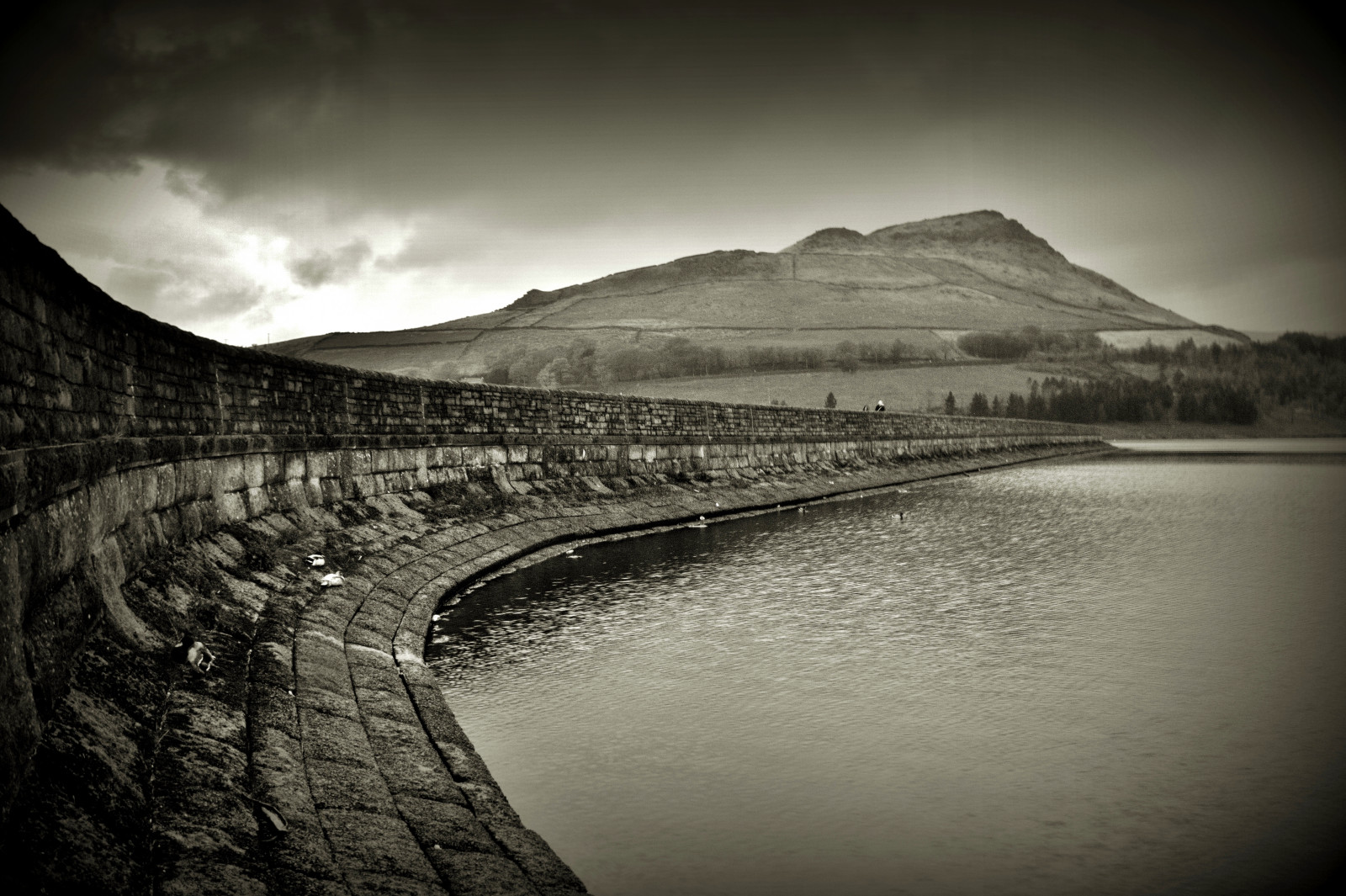 luce del sole, nero, monocromo, acqua, riflessione, fotografia, Inghilterra, colline, mattina, nero di seppia, natura, Canone, orizzonte, atmosfera, pietra, Yorkshire, Mono, leggero, nube, montagna, bw, nero bianco, anatre, onda, oscurità, Parco Nazionale, saddleworth, dovestone, dovestonereservoir, cannon600d, derbyshire, fenomeno atmosferico, atmosfera della terra, bianco e nero, fotografia in bianco e nero