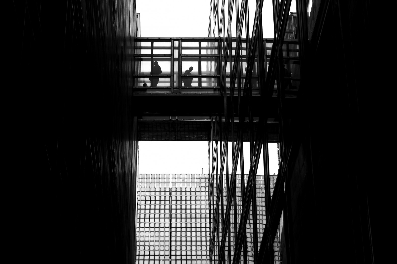 sollys, sort, monokrom, vindue, arkitektur, bygning, afspejling, himmel, fotografering, symmetri, glas, Paris, metropol, struktur, vinkel, lys, Gade syn, linje, mørke, noiretblanc, blackandwithe, photoderue, urbanarte, facade, photopascalcolin, sort og hvid, monokrom fotografering, dagslys, passerelle, enlair