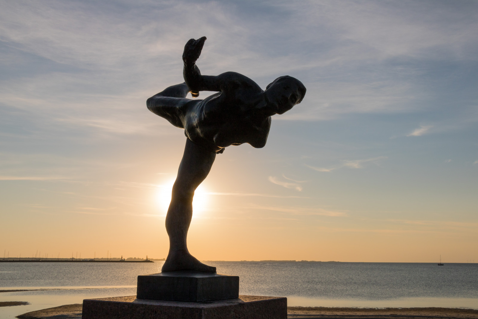 západ slunce, moře, voda, nebe, silueta, sochařství, socha, památník, UMĚNÍ, mrak, nebe, vatten, hav, moln, konst, h llviken, staty, Strandpromenaden, exif modelu canoneos760d, geocountry, Kamera aby kánon, geocity, Model fotoaparátu canoneos760d, geostate, geolocation, EXIF čočka efs18200mmf3556is, exif aby kánon, EXIF isospeed 100, EXIF otvor 13, exif focallength 24mm, lidských pozice, fyzická zdatnost