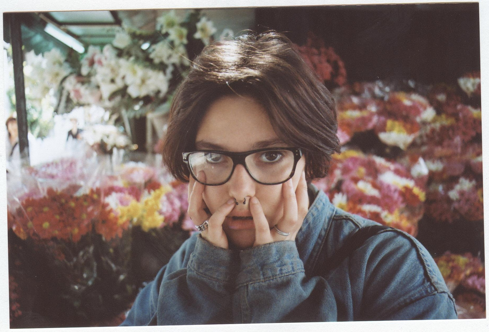 bílý, ženy, portrét, oči, květiny, město, ulice, sluneční brýle, brýle, milovat, fotografování, Dům, motýl, letní, růžový, jaro, mír, Dospívající, RayBan, Minolta, barva, Krásná, roztomilý, dívka, krása, žena, dívej se, vážný, pěkný, sexy, prsten, fotografie, dárkové předměty, dar, motýli, Jean, horký, sex, teenager, účes, krátké vlasy, avenue, jeanjacket, květinářství, septum, analogový, vision care, fotomontáž, brýlí