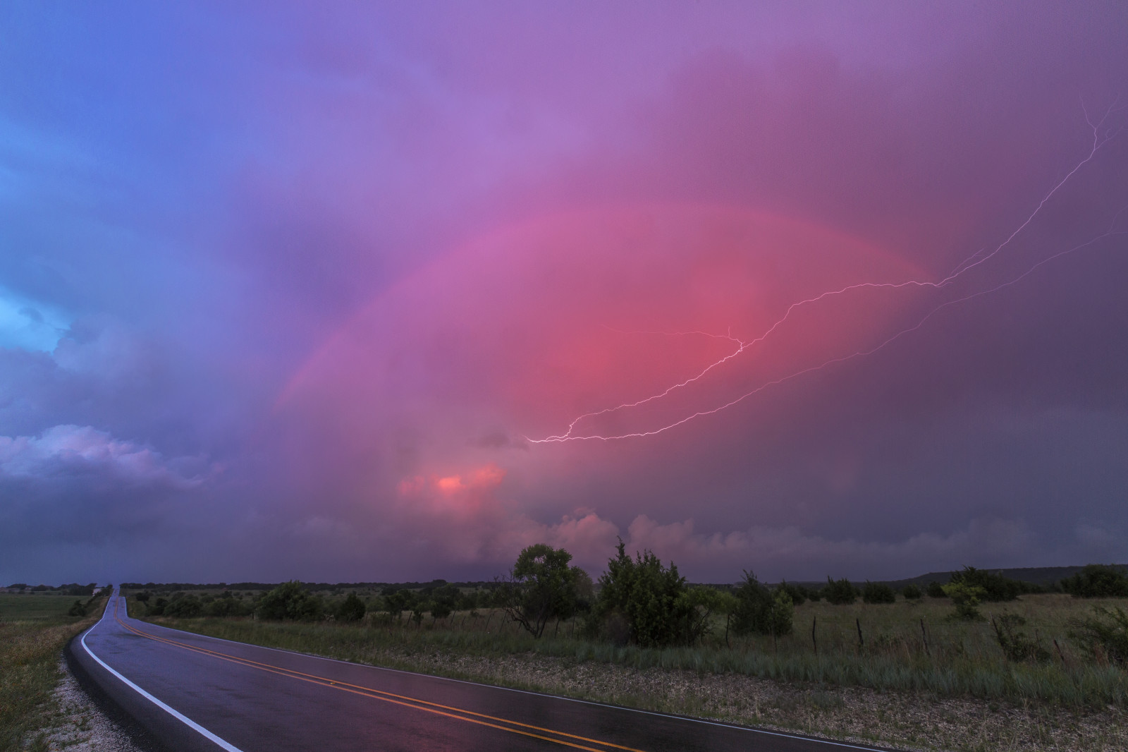 krajina, západ slunce, nebe, silnice, Blesk, bouřka, večer, ráno, horizont, atmosféra, Dálnice, soumrak, hrom, mrak, svítání, duha, odlesk, geologický fenomén, meteorologický jev, kupa, jev, ekoregion, Storm Chasing, Anvilcrawler, Clouds365project