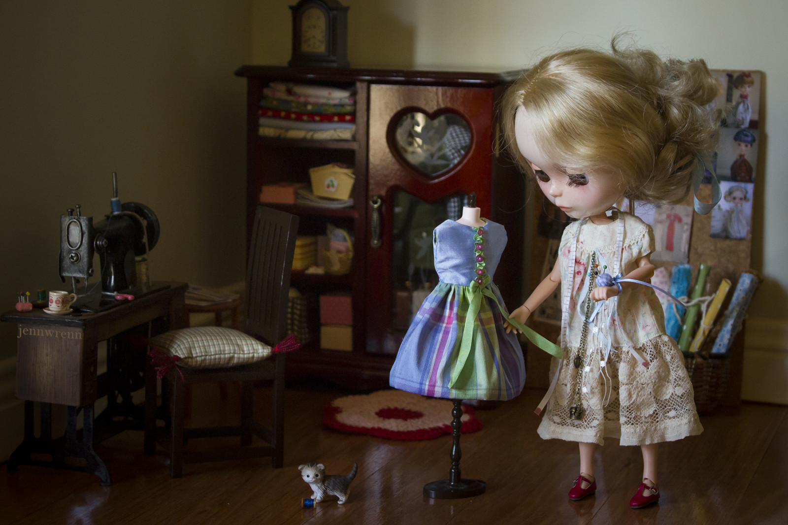 blond, værelse, kjole, Legetøj, dukke, stifter, stof, tråd, MIRANDA, Blythe, killing, symaskine, dolly, syerske, målebånd, sewingroom, skinnekontakter, factorygirl