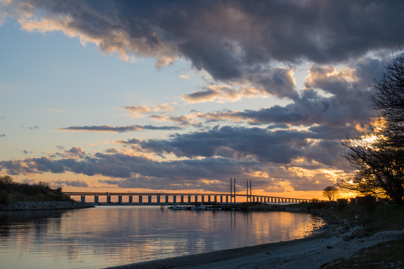 sollys, solnedgang, hav, sø, natur, kyst, afspejling, himmel, solopgang, aften, morgen, kyst, bro, flod, horisont, skumring, brormand, Sky, daggry, himmel, solnedg ng, resundsbron, hav, Moln, Sibbarp, loch, efterglød, krop af vand, meteorologisk fænomen