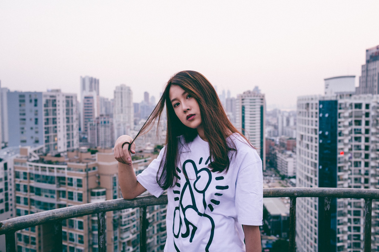 คน, ผู้หญิง, แนวตั้ง, เสื้อยืด, เมือง, ถนน, cityscape, จีน, เมือง, อาคาร, เอเชีย, การถ่ายภาพ, สีน้ำเงิน, ระเบียง, หลังคา, ฤดูใบไม้ผลิ, สี, หญิงสาว, ความงาม, ฤดู, รูปถ่าย, ภาพรวม