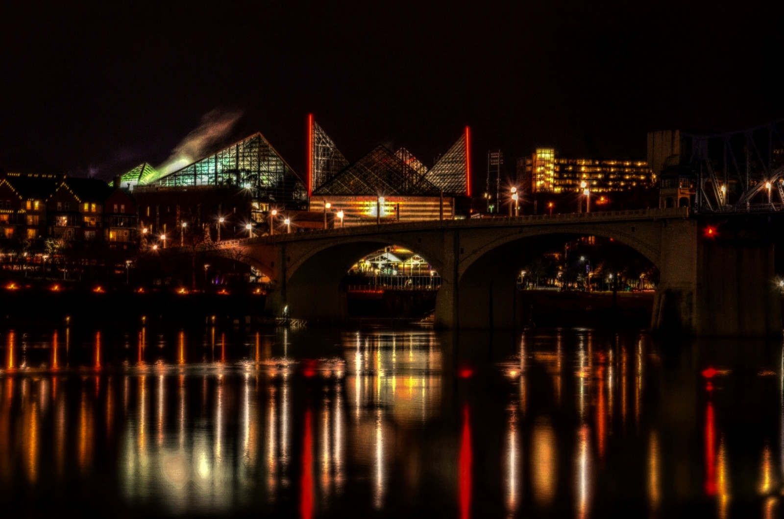 riflessione, notte, punto di riferimento, acqua, paesaggio urbano, città, metropoli, ponte, illuminazione, oscurità, attrazione turistica, sera, cielo, centro, mezzanotte