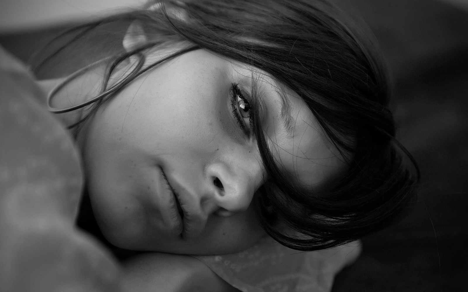 tvář, bílý, Černá, ženy, černobílý, model, portrét, fotografování, emoce, Osoba, kůže, hlava, dítě, dívka, krása, usměj se, oko, žena, ruka, dáma, smysl, Černý a bílý, monochromatické fotografování, portrétní fotografie, hnědé vlasy, umění model, mimika, orgán, zblízka, interakce