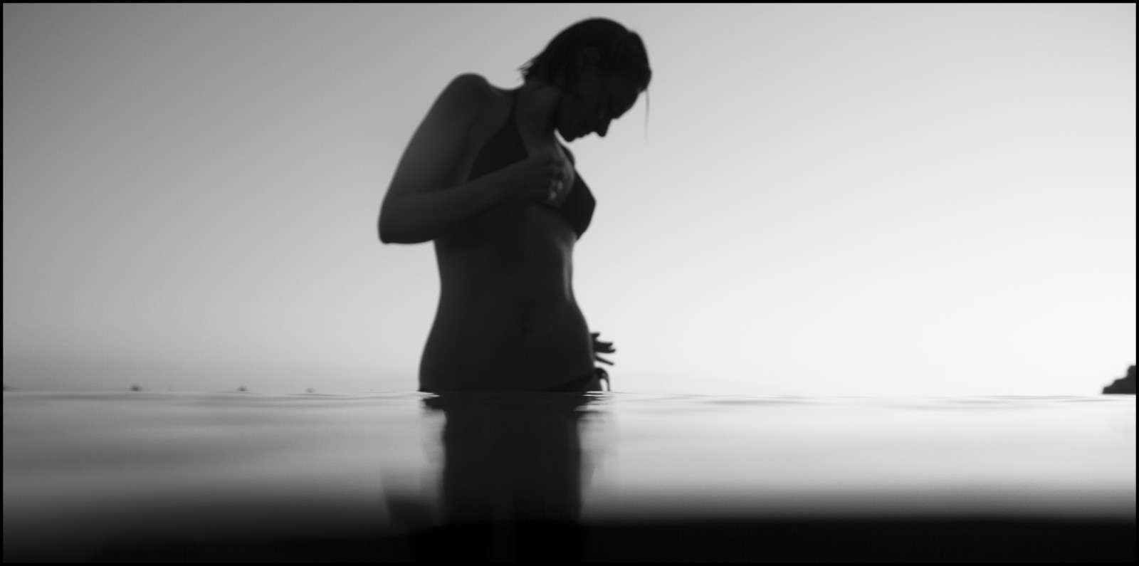 bílý, Černá, černobílý, voda, odraz, nebe, sedící, fotografování, silueta, šaty, uklidnit, ráno, Kánon, Pod vodou, stojící, zadní, emoce, štěstí, romantika, kloub, Černý a bílý, dívka, krása, tělesné, ruka, noha, fotografie, tma, krk, eos, 7d, paže, biancoenero, momentka, mld, rameno, Černý a bílý, monochromatické fotografování, focení, Film noir, břicho, andreaamendolia, stock photography, flash photography