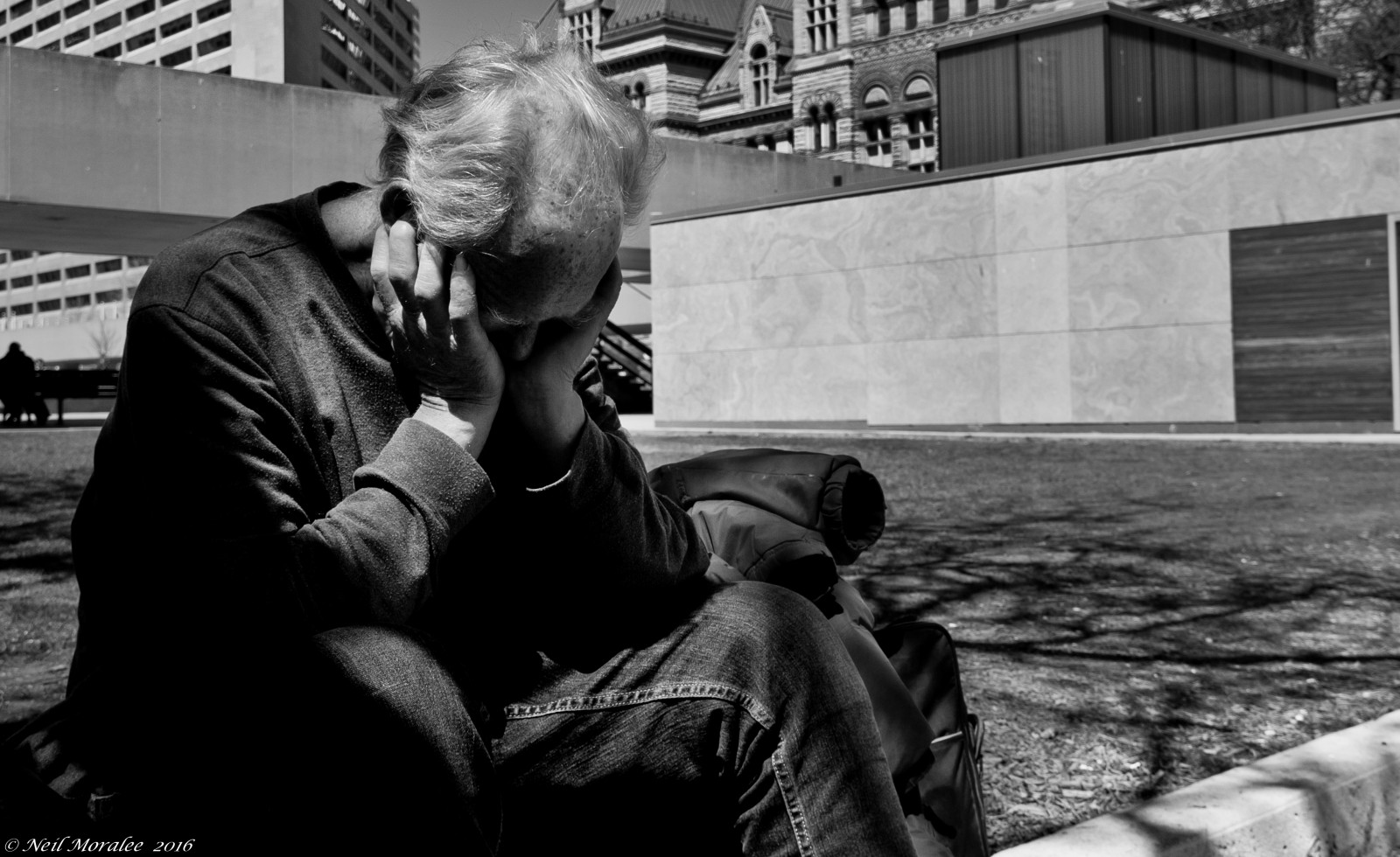 ulice, starý, město, stín, lidé, tělesné, bílý, Toronto, Ontario, Kanada, muž, Černá, černobílý, Sluneční svit, Ztracený, Mono, Nikon, sama, sedící, venkovní, upřímný, strach, pláč, Záchvat, neil, Shaddow, zralý, panika, Deprese, Teror, deprimovaný, plakat, bát, vyděšený, alzheimers, úzkost, psychiatrický, nemoc, duševní, trpět, stav, indisponovaný, D7100, moralee