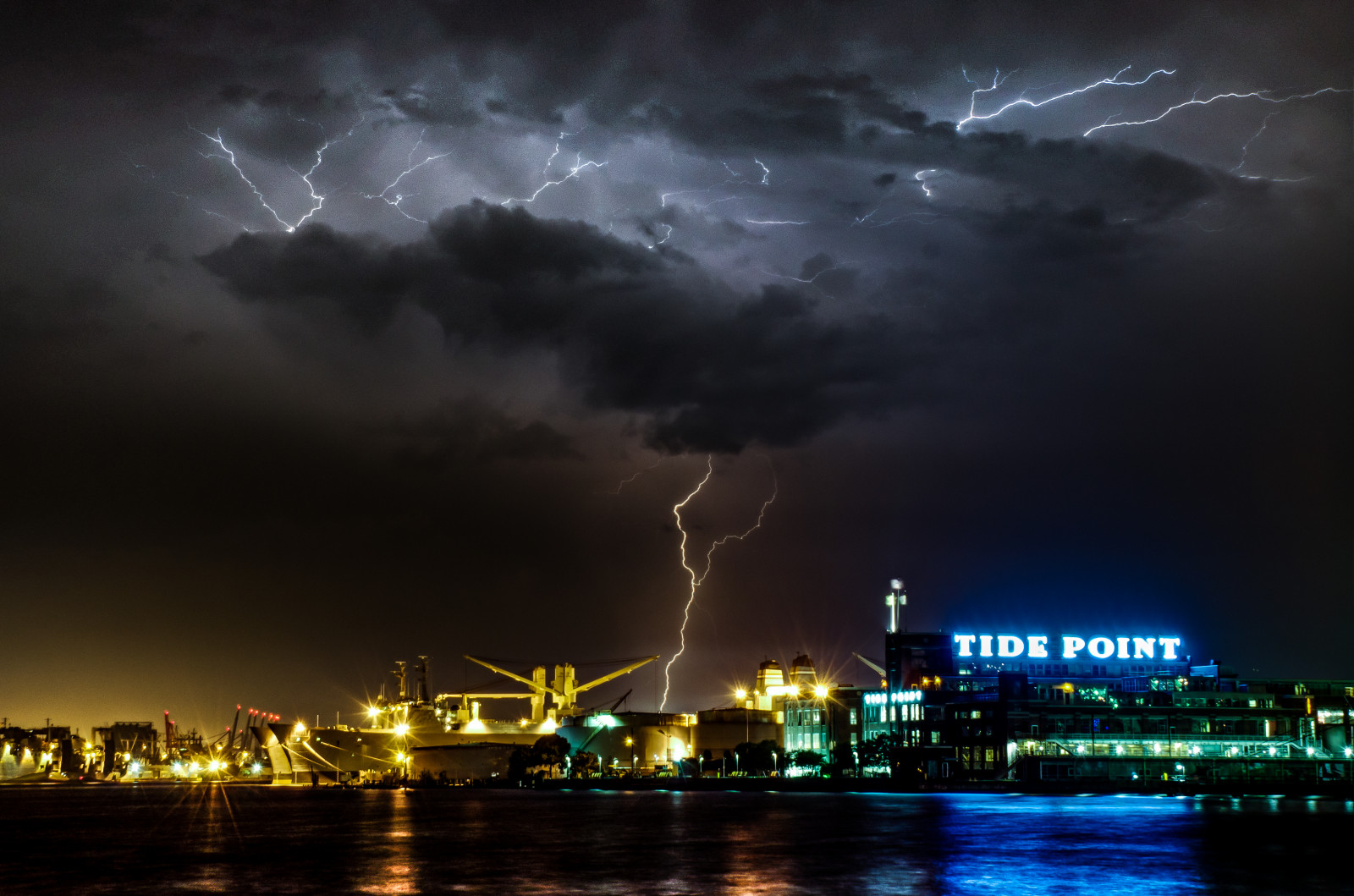 paesaggio, mare, città, paesaggio urbano, baia, notte, acqua, riflessione, cielo, fulmine, tempesta, orizzonte, sera, fiume, orizzonte, atmosfera, Baltimora, tuono, metropoli, mezzanotte, elettricità, Maryland, nube, temporale, oscurità, energia, sfondo del computer, fenomeno, chesapeake