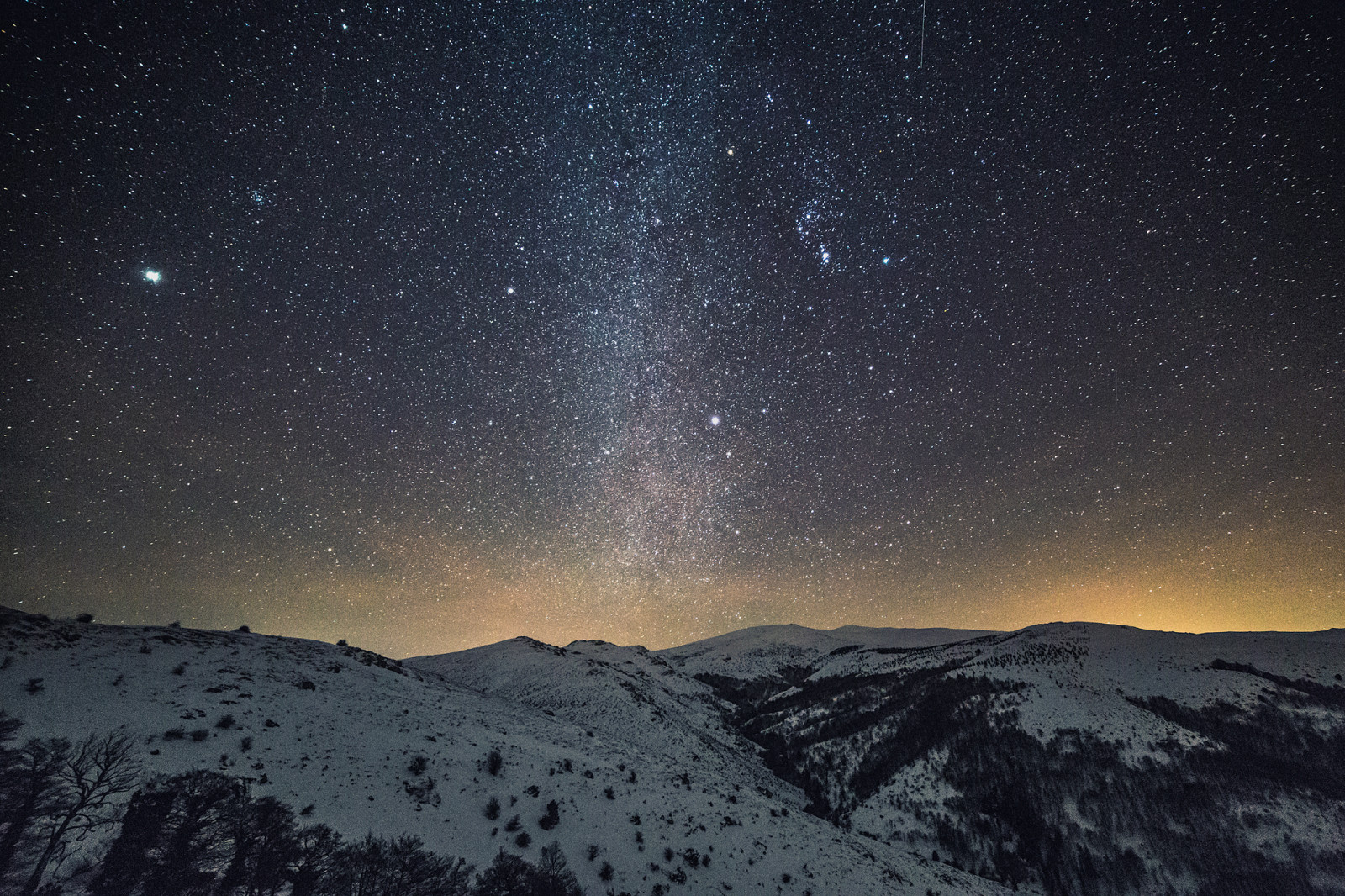 noc, galaxie, nebe, sníh, hvězdy, mléčná dráha, měsíční svit, atmosféra, spirální galaxie, astronomie, jitřenka, serenáda, Sardinie, hvězda, sardegna, neve, vesmír, astronomický objekt, geologický fenomén, spina, Fonni, bruncu