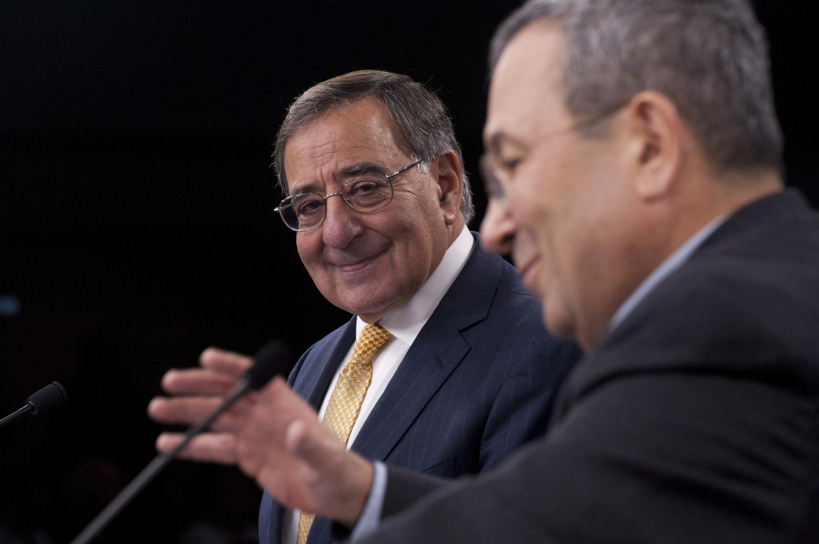 leon panetta, ehud barak, politika, muži, usměj se