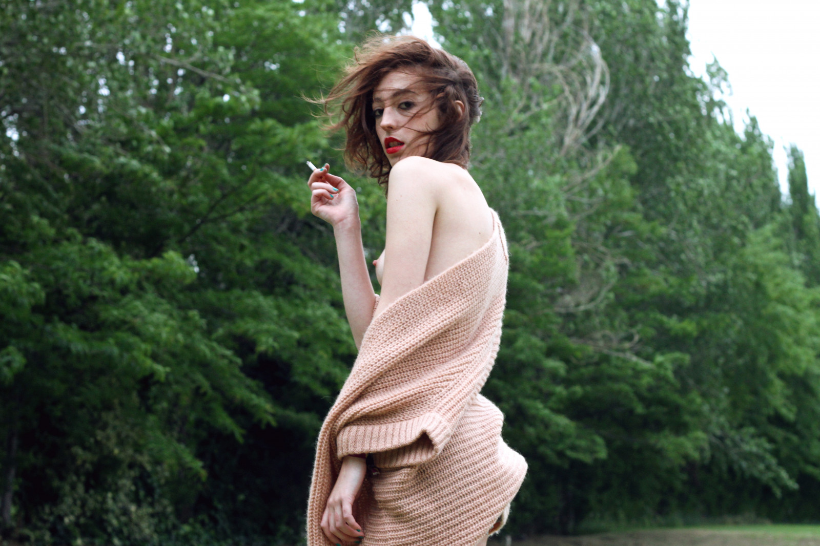 stromy, les, model, dlouhé vlasy, Červené, tráva, pole, zelená, Kánon, rty, móda, vítr, vlna, hřebíky, svetr, supermodelka, vysoká škola, strom, dívka, krása, styl, cigareta, eos, střílet, rameno, zasedání, focení, modelka, edugf