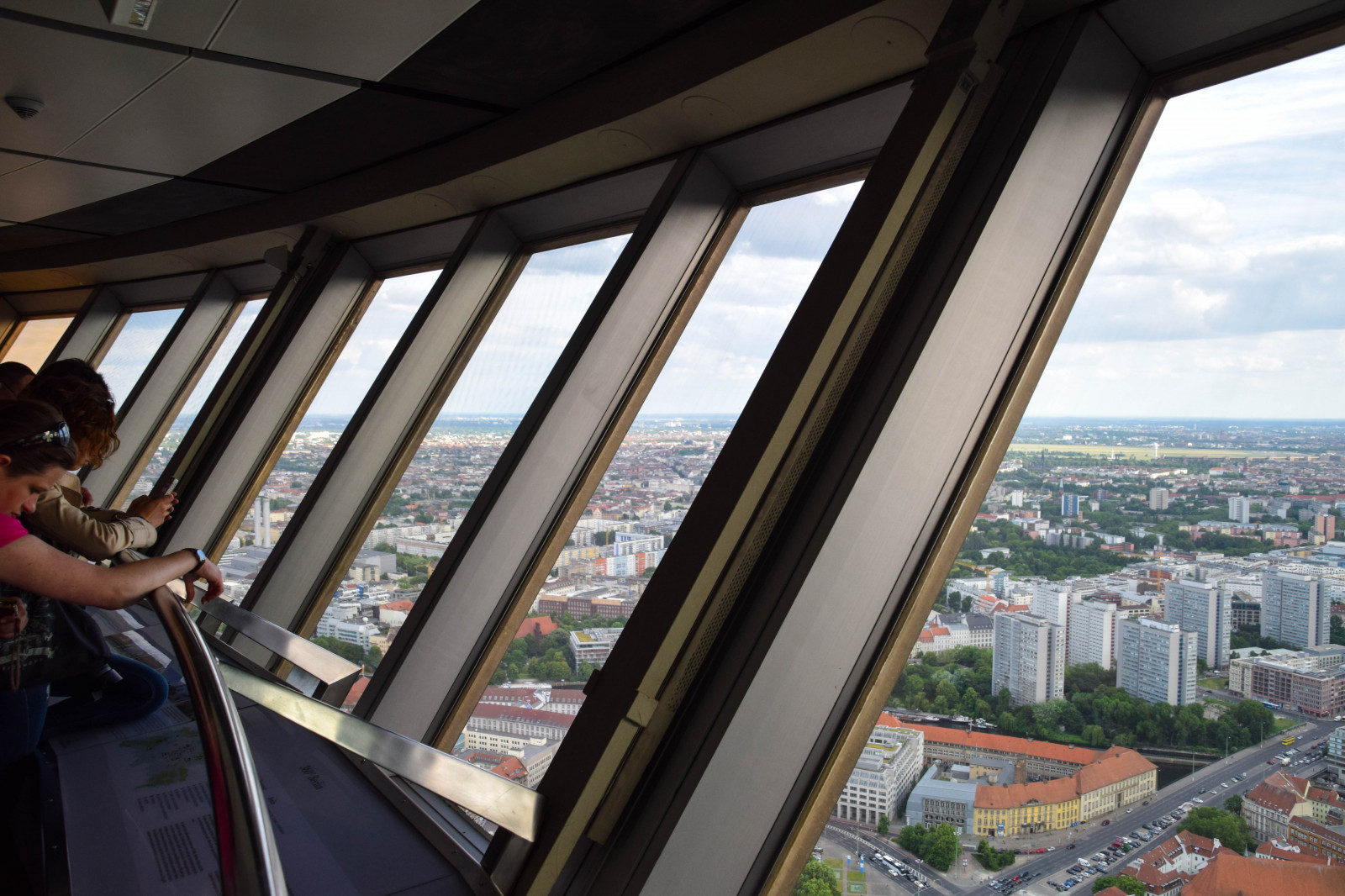 okno, architektura, Německo, Berlín, Alexanderplatz, Pohled, cityview, de, euorpe, Německo, deutschland, tvtorn, mitte, berlinerfernsehturm, twtower, berlinfromabove, panoramastrase, arestaurantwithaview, radiotvtorn, veřejná doprava