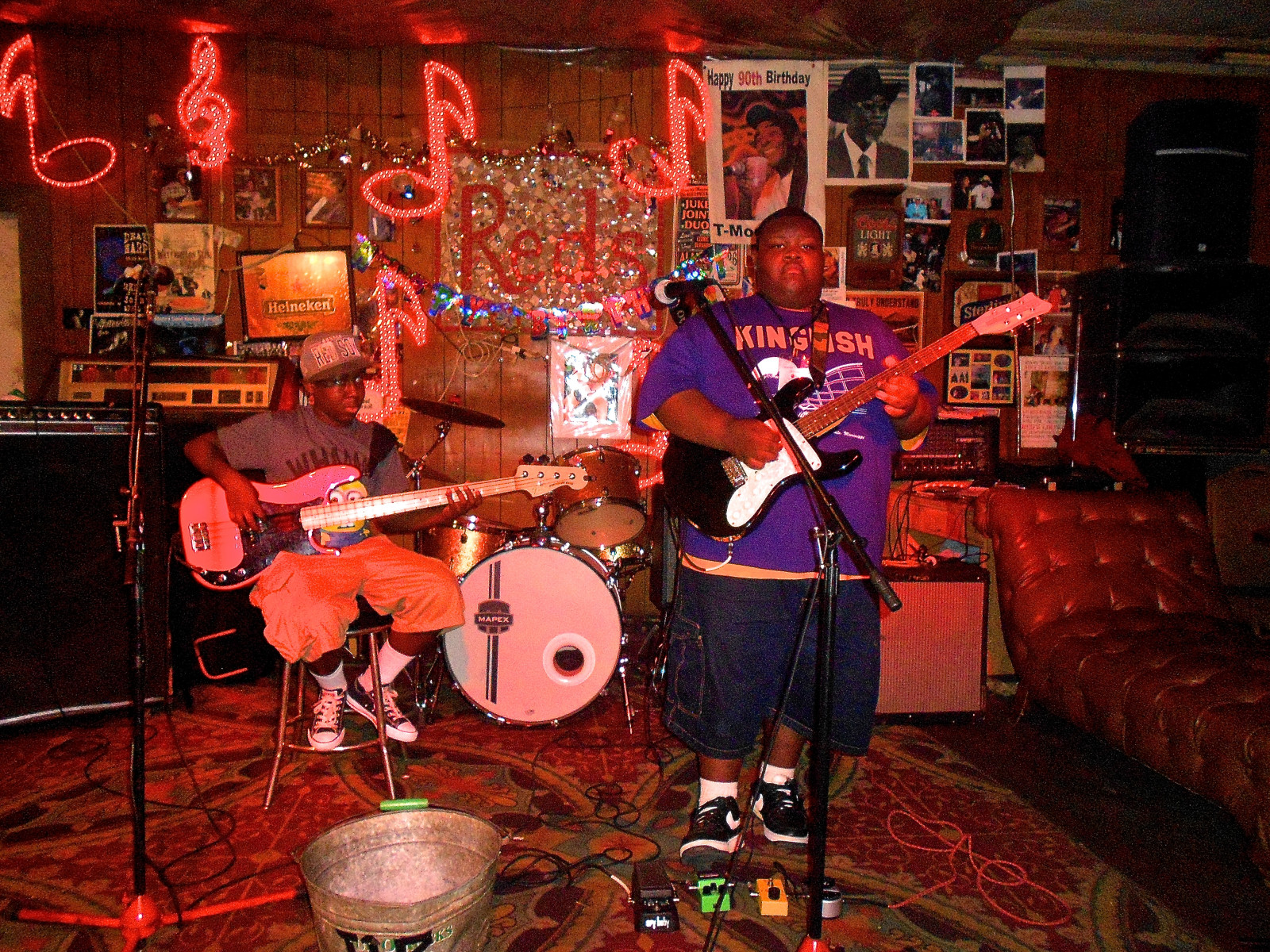 kytara, hudební nástroj, hudba, hudebník, Nikon, hospoda, Zvuk, bicí, kytarista, zpěv, událost, zábava, Bubeník, Juke, festival, představení, poklep, fáze, jižní, rekreace, blues, koncert, drnkací nástroj, performance, hudebního tělesa, múzických umění, buben, hudební dějiště, pokožka hlavy bicí nástroj, tom tom buben, Blues, Ryby, Jukejoint, Clarksdale, Jukejointfestival, Redsblueslounge, musical instrument accessory, session musician, jazz club