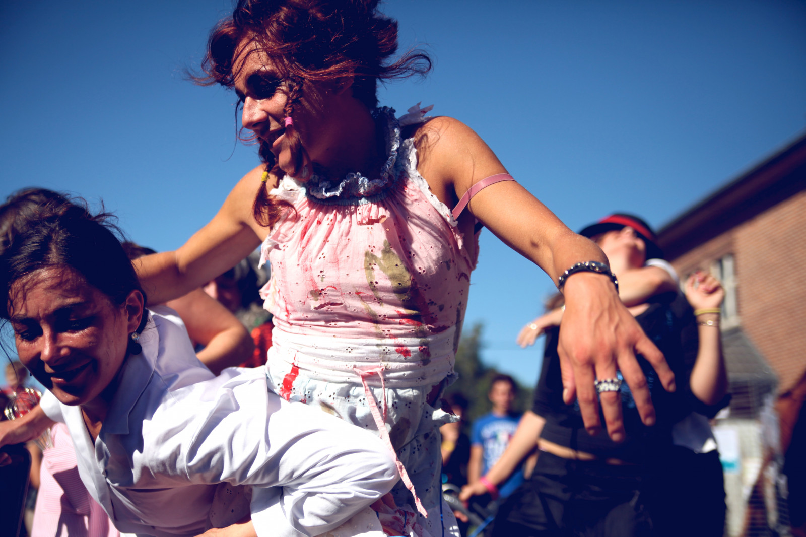 lidé, ulice, sluneční brýle, nebe, hudba, modrý, slunce, letní, Slunný, skřítek, Belgie, Drsný, událost, zábava, jáma, Pierre, dívka, fotografie, festival, žena, dáma, oslava, zábava, svatba, představení, třídaFoto, fáze, en, dav, elf, streetphotographer, mariage, nalévat, nám, Belgique, performance, múzických umění, pouliční umělec, originaliphoto, rawstreet, pitvanmeeffe, mallien, pierremallien, rechercheunphotographemariage, stagephotobelgique, walloniestage, lemeilleurphotographedemariagedebelgique, slavnost, public event