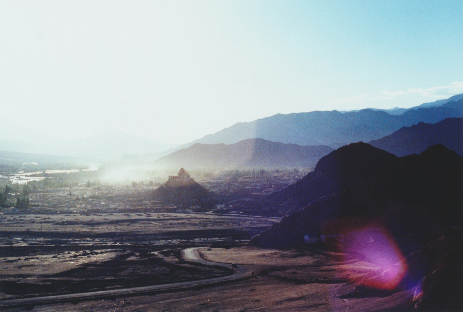 Canone, FTB, 35MM, fuji, slidefilm, crossprocessed, xpro, analogico, Choglamsar, tibetanrefugeesettlement, Ladakh, India, estate, viaggio, Esplorare, avventura, tempio, montagne, natura, paesaggio