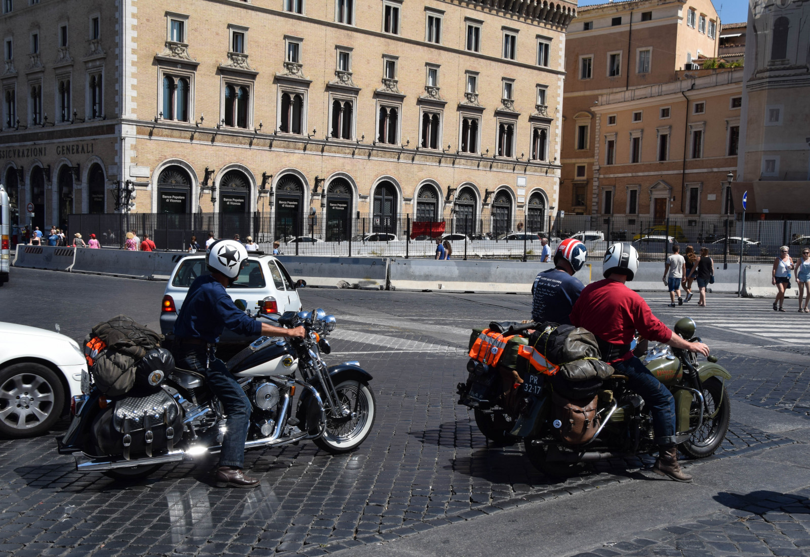 město, ulice, Itálie, architektura, starověký, auto, jízdní kolo, motocykl, vozidlo, silnice, Evropa, Řím, rom, pradávné město, roma, architektura, byggnader, buidlings, torg, veneziasquare, piazzavenezia, kola, mortorcycles, motocyklové, pozemní vozidla