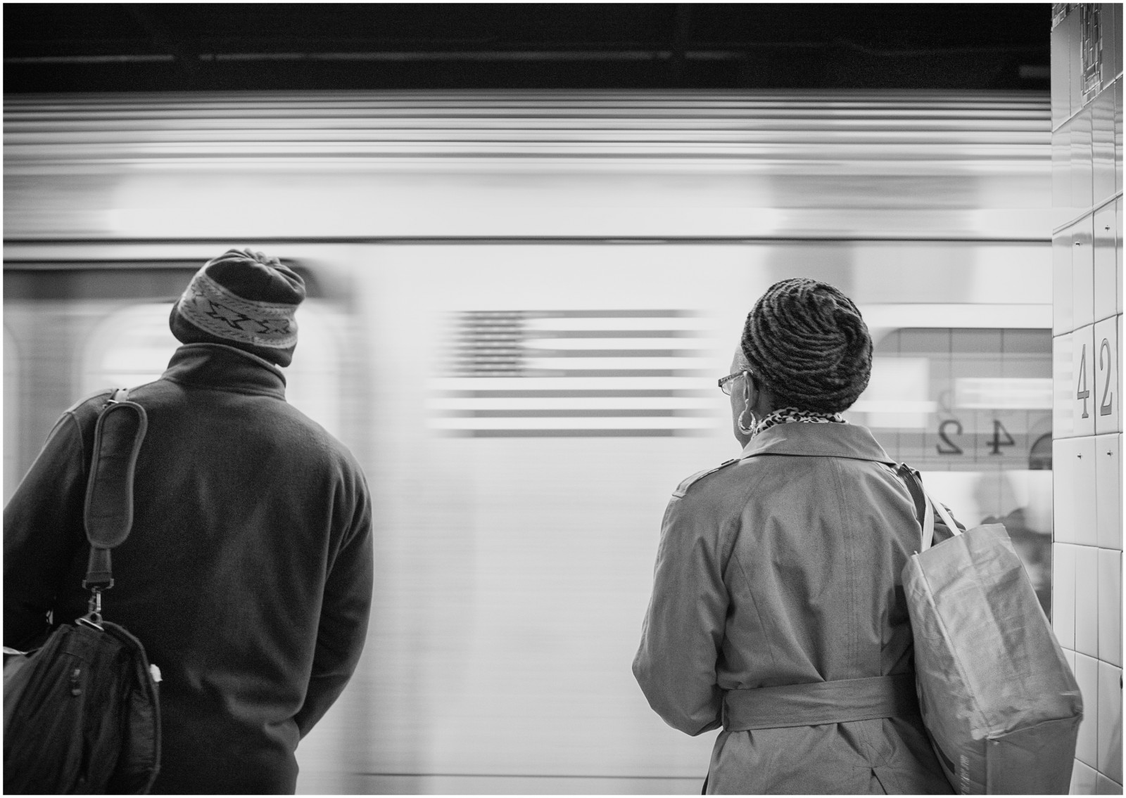 lidé, bílý, Černá, černobílý, portrét, město, ulice, městský, fotografování, stojící, Nikon, Spojené státy americké, život, metro, metro, Noir, úhel, 50mm, dívka, tělesné, muž, newyork, Street View, člověk, fotografie, streetphotography, litovat, blanc, upřímný, nb, momentka, D700, Černý a bílý, monochromatické fotografování, svrchní oděvy, monchrome, Licari, Etasunis, stock photography, human behavior