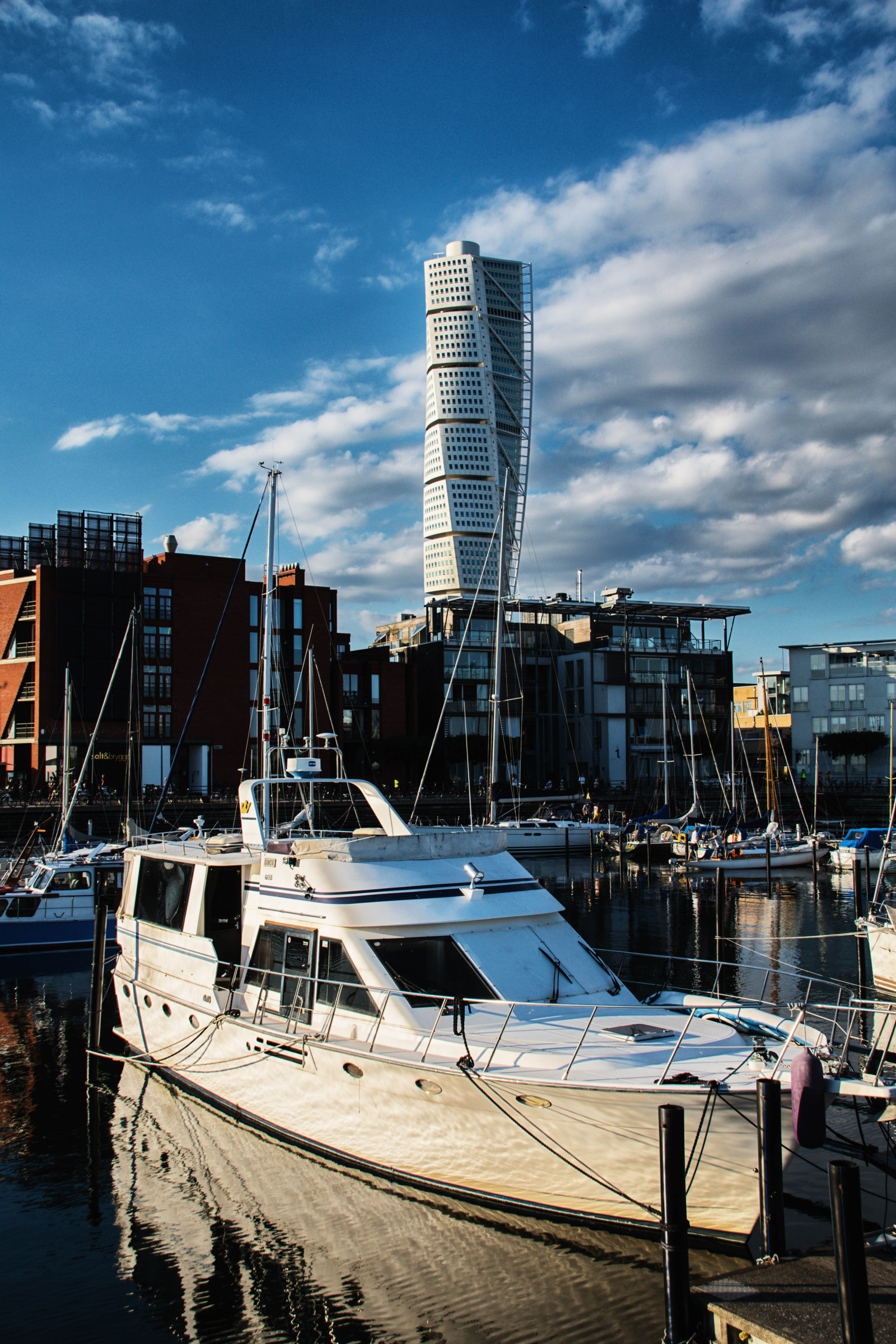 slunečnímu záření, loď, moře, město, panoráma města, architektura, voda, Příroda, odraz, nebe, vozidlo, panoráma, mrakodrap, modrý, slunce, přístav, letní, Švédsko, Evropa, dok, jachta, Sverige, Marina, centrum, cityview, oceán, lodě, sk nel n, se, Turning Torso, v strahamnen, vatten, hav, Malmo, sundspromenaden, plavidlo, urban area, osobní loď, luxusní jachtu