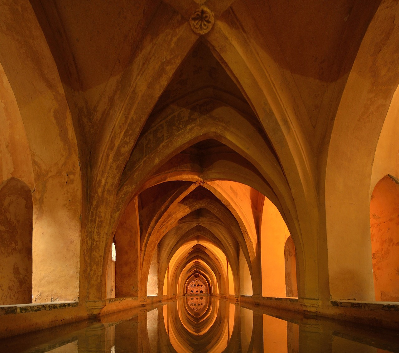 Krolopfoto, D7000, noflash, availablelight, longexposure, Sevilla, Sevilla, Španělsko, Španělsko, Elrealalc zardesevilla, alcazar, espana, beautifullight, spiegelung, odraz, wasser, voda, Krolop, fantasticlight, Ohromující obraz, Ohneblitz, greatcolors, barvy, Červené, oranžový, zrcadlení, zrcadlo, Spiegel, licht, Nikon, cestovat, architektura, architektur, klenba, oblouk