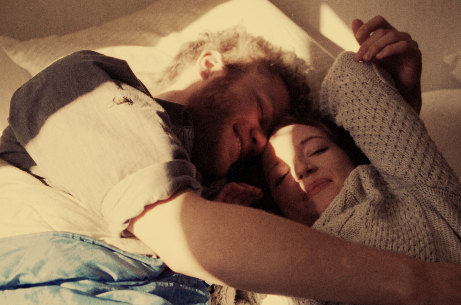 lidé, milovat, postel, usmívající se, slunce, šťastný, Osoba, 35MM, teplý, fotoaparát značky kodak, zdřímnutí, spát, romantika, Matka, Carl, dítě, muž, žena, analogový, Zeiss, film, obraz, mužský, 20, interakce, lidská činnost, spaním, nemluvně, Bessa, R3a, analogie